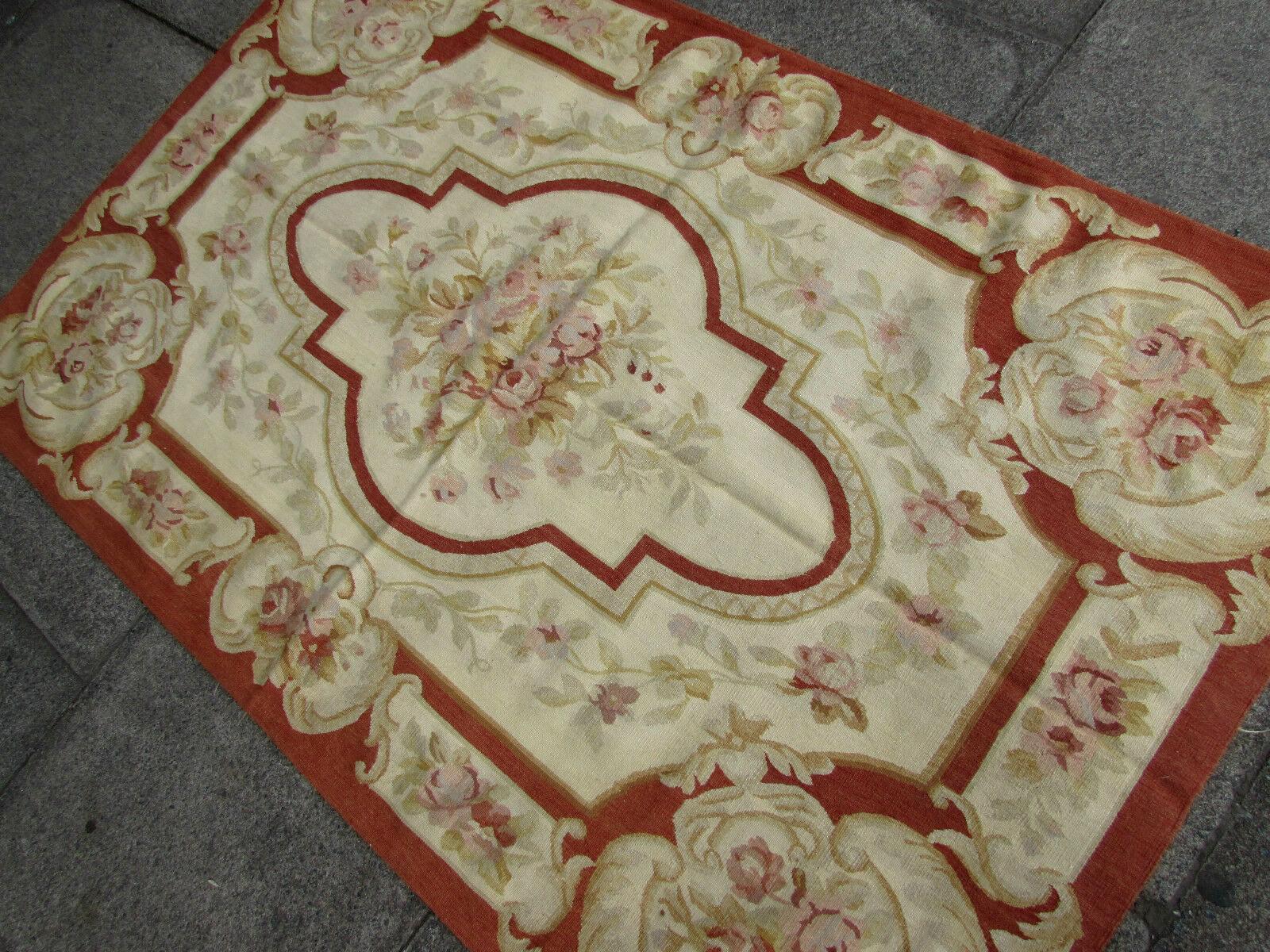 Handmade vintage French Aubusson rug in wool. This rug has been made in the end of 20th century, it is in original good condition.

?-condition: original good,

-circa: 1970s,

-size: 3.9' x 6' (118cm x 183cm),

-material: wool,

-country