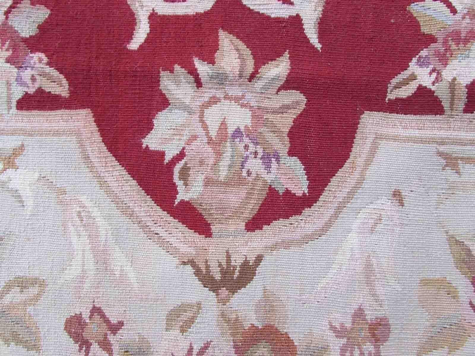 Handgefertigter französischer Aubusson-Teppich in traditionellem Design und in den Farben Rot und Beige. Der Teppich stammt aus dem Ende des 20. Jahrhunderts und ist in gutem Originalzustand.

-Zustand: original gut, 

-Umgebung: 1970er