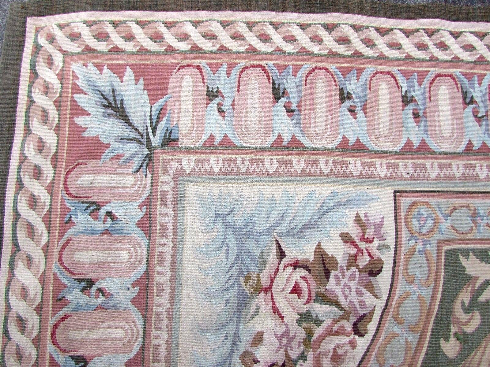 Tapis d'Aubusson français vintage fait à la main en laine. Ce tapis a été fabriqué à la fin du 20ème siècle, il est en bon état d'origine.

- État : original bon,

- vers les années 1980,

-Taille : 5,10' x 9,4' (176cm x 282cm),

- Matériau