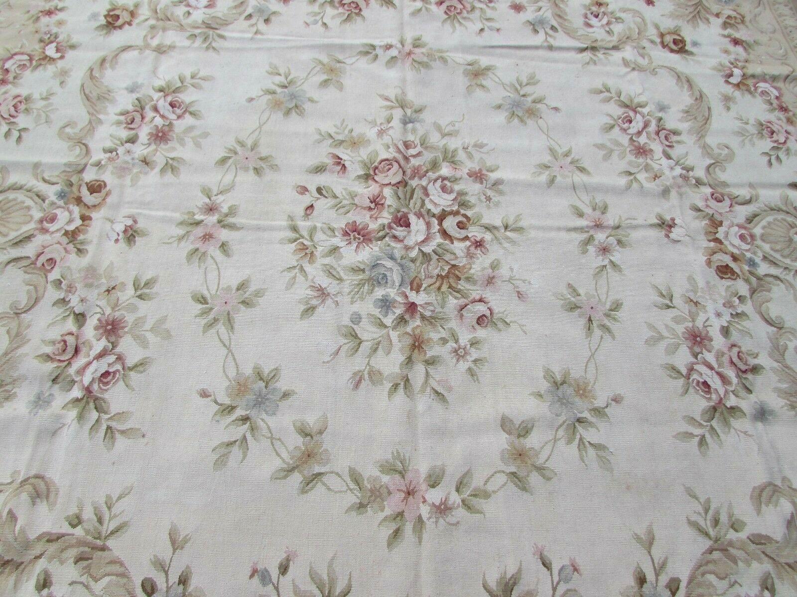 Tapis d'Aubusson français vintage fait à la main en laine. Ce tapis a été fabriqué à la fin du 20ème siècle en bon état d'origine.

- État : original bon,

- vers les années 1980,

- Taille : 9' x 12.4' (270cm x 370cm),

- Matériau :