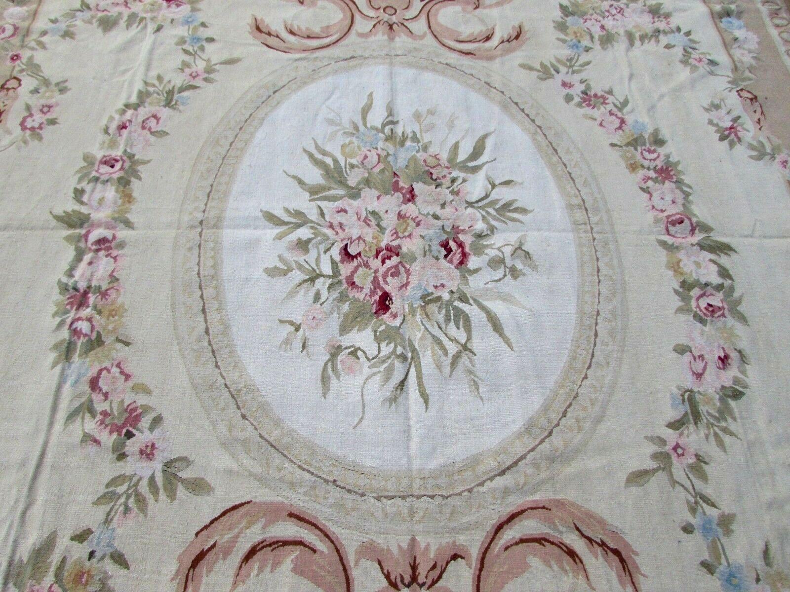 Handgefertigter französischer Aubusson-Teppich aus Wolle. Dieser Teppich stammt aus dem Ende des 20. Jahrhunderts und ist in einem guten Originalzustand.

- Zustand: Original gut,

- ca. 1980er Jahre,

-Größe: 9,2' x 12,5' (275cm x