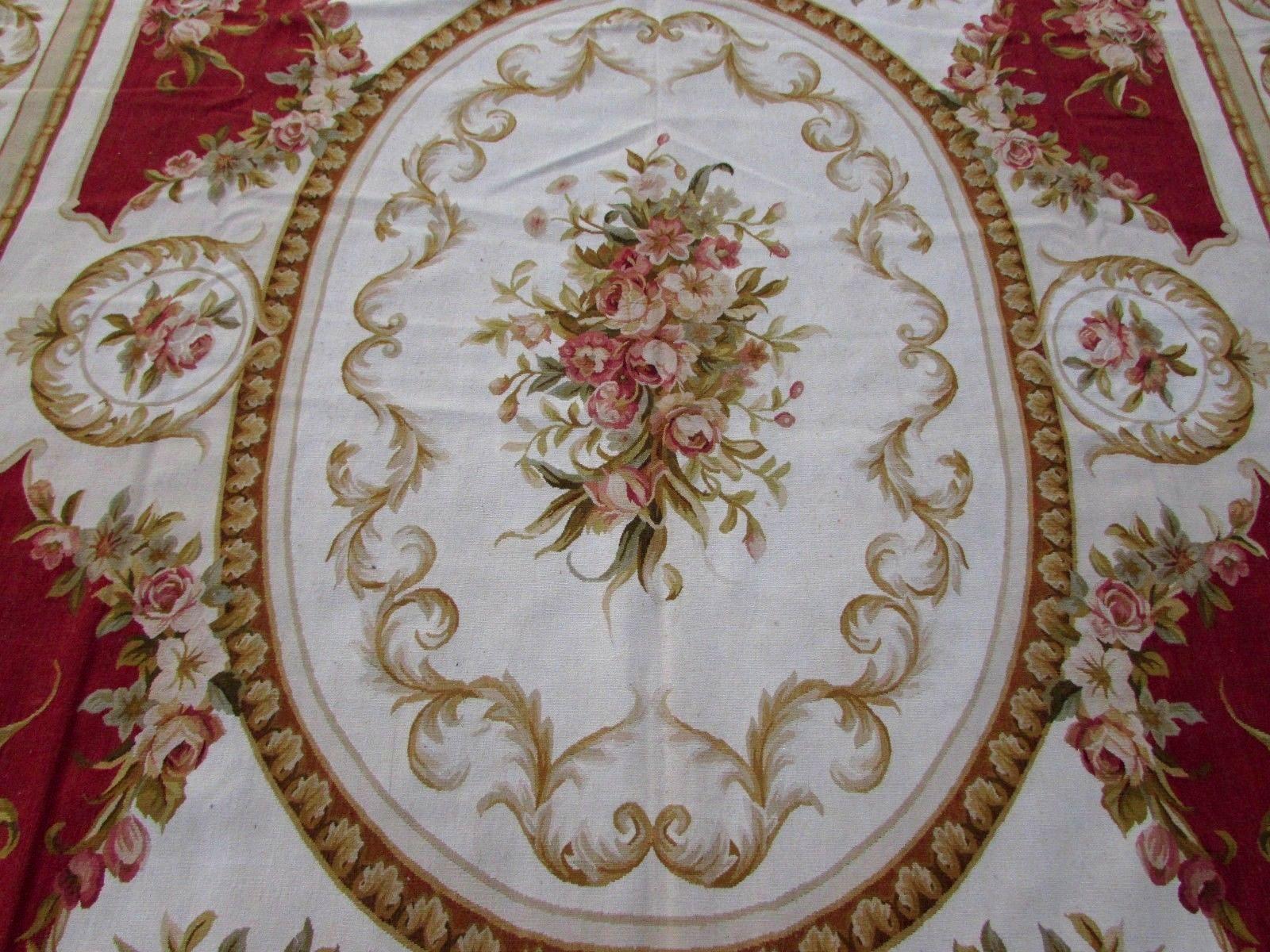 Handmade vintage French Aubusson rug made in wool. This rug has been made in the end of 20th century, it is in original good condition.

- Condition: original good,

- circa 1980s,

- Size: 9.1' x 12.5' (273cm x 372cm),

- Material: