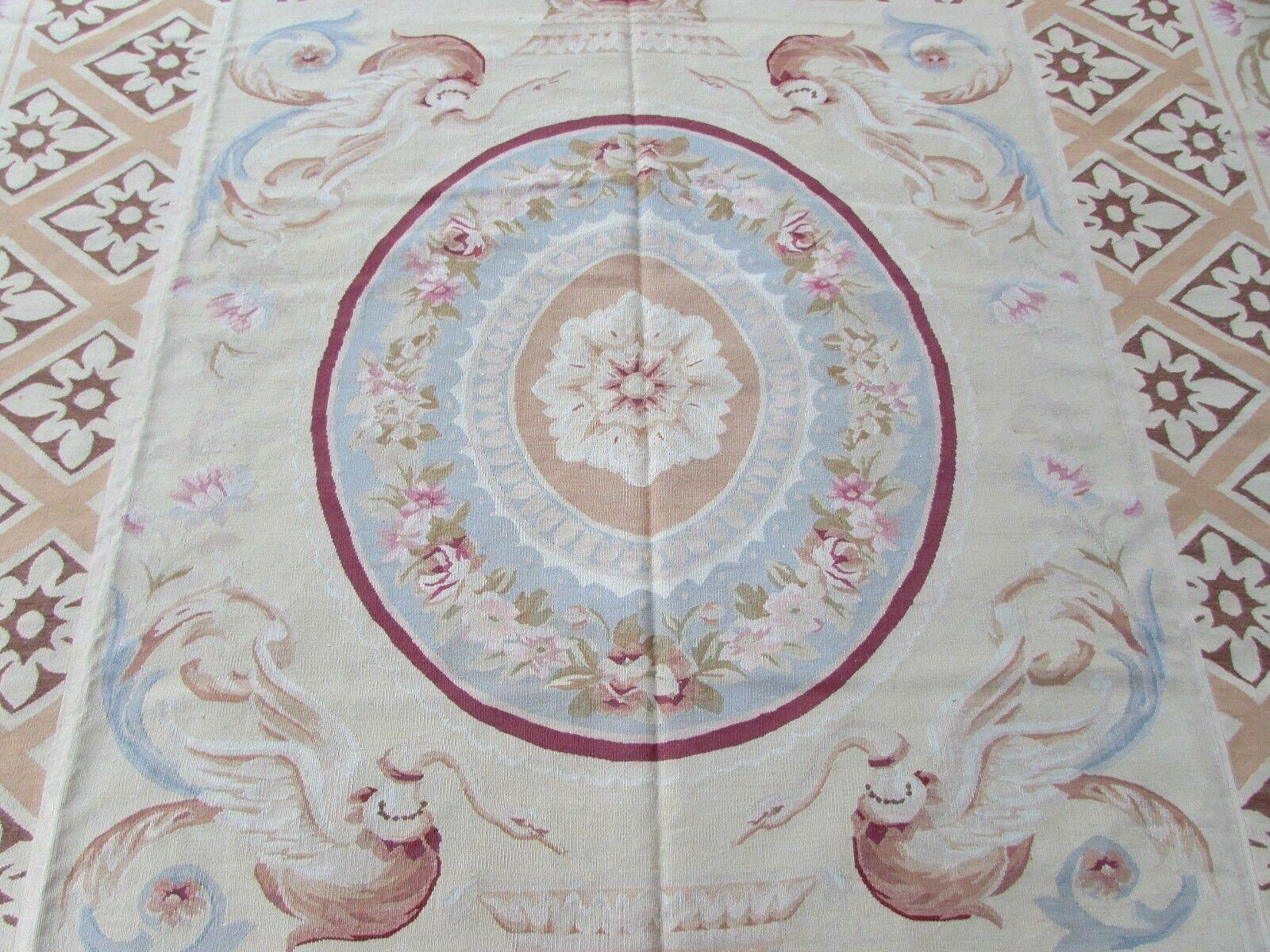 Handmade vintage French Aubusson rug made in wool. This rug has been made in the end of 20th century, it is in original good condition.

-condition: original good,

-circa 1980s,

-size: 8.4' x 10' (251cm x 300cm),

-material: