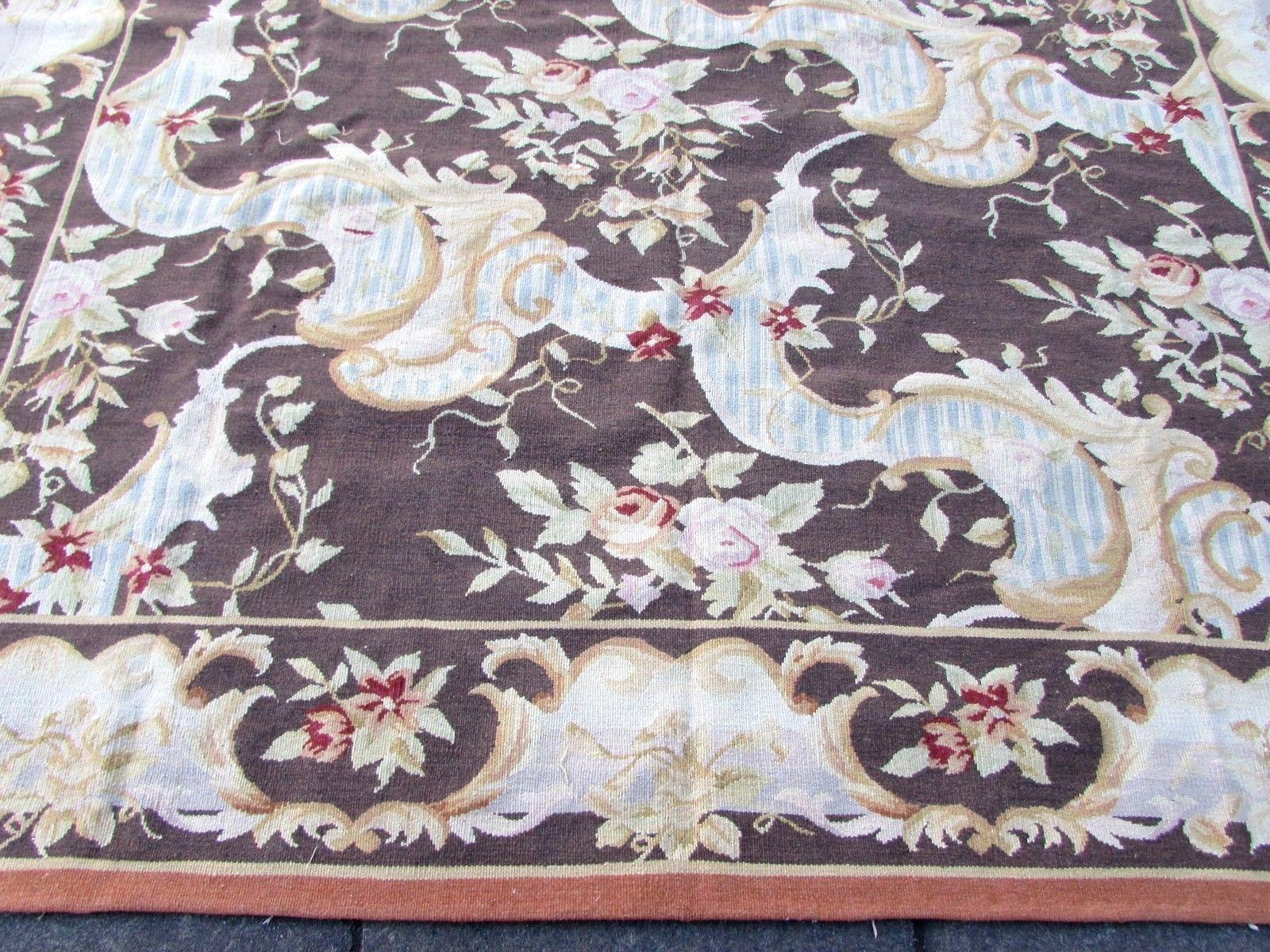 Handmade vintage French Aubusson rug made in wool. This rug has been made in the end of 20th century, it is in original good condition.

-Condition: Original good,

-circa 1980s,

-Size: 8.8' x 9.10' (260cm x 295cm),

-Material: