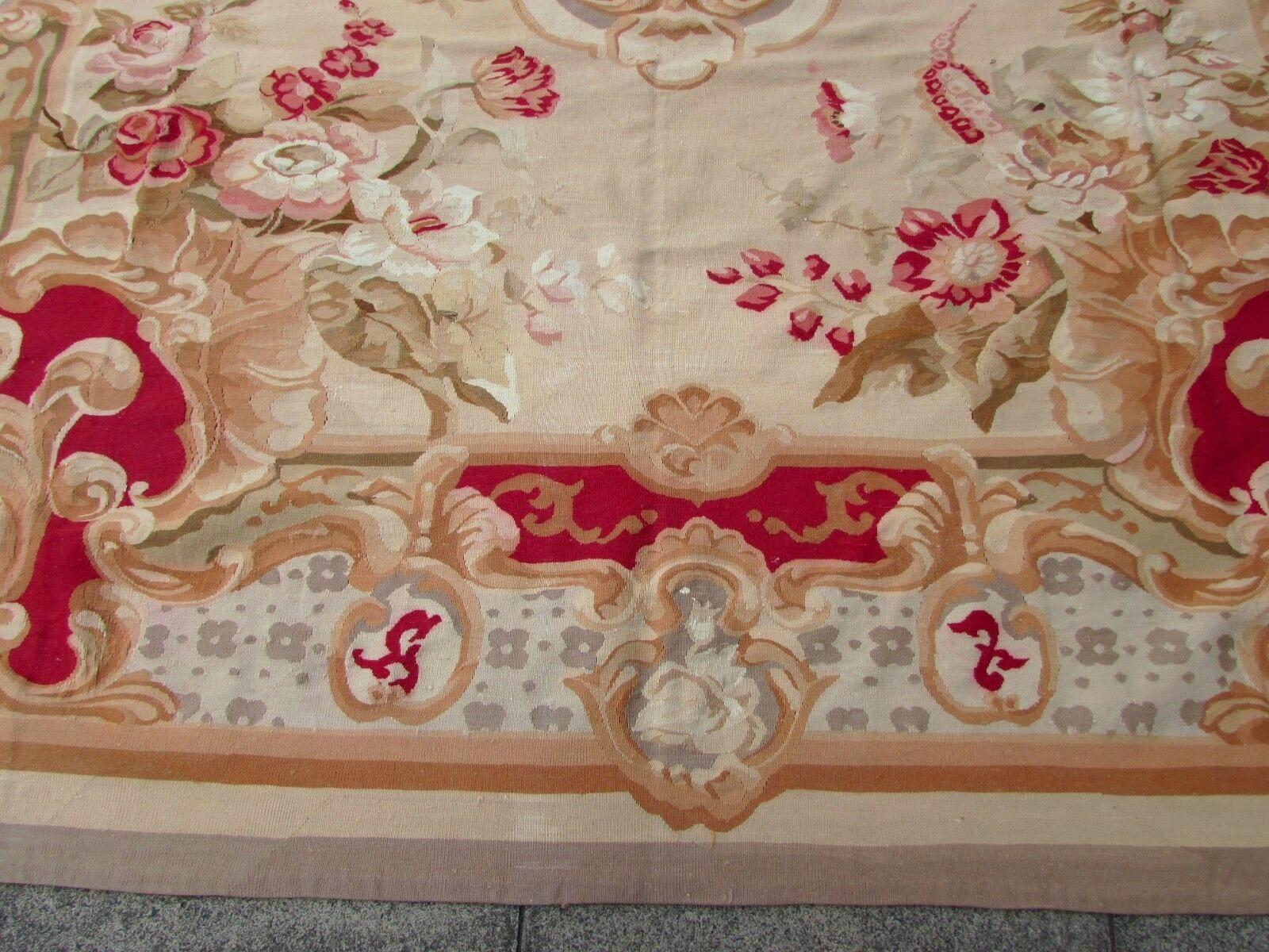 Handmade vintage French Aubusson rug made in wool. This rug has been made in the end of the 20th century in original good condition.

- Condition: original good,

- circa 1980s,

- Size: 8.9' x 11.3' (272cm x 347cm),

- Material: wool,

-