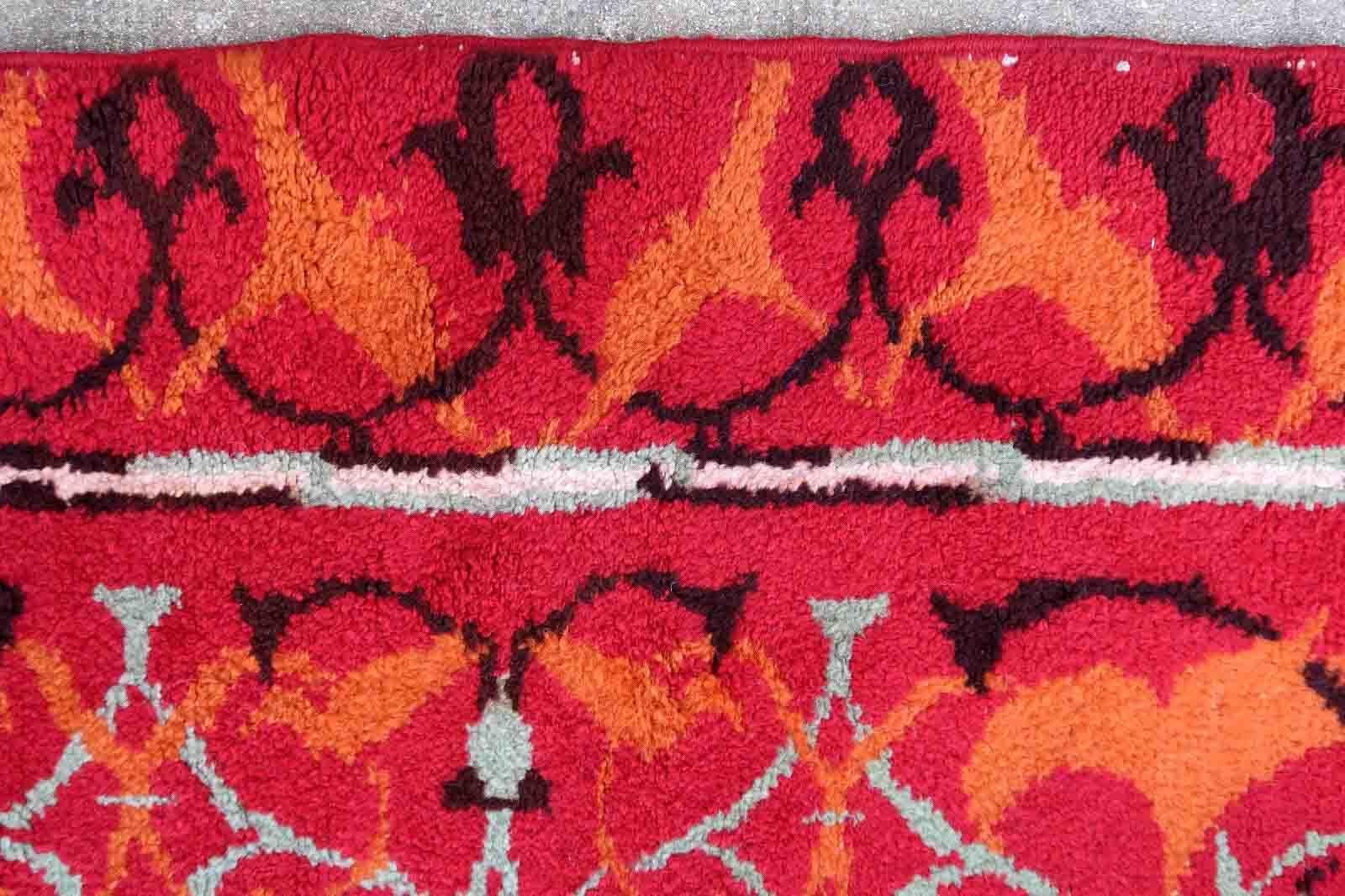 Handgefertigter Vintage-Teppich Savonnerie aus Frankreich im Art-Déco-Design. Der Teppich stammt aus der Mitte des 20. Jahrhunderts und ist in gutem Originalzustand.

-Zustand: original gut,

-CIRCA: 1950er Jahre,

-Größe: 4,7' x 5,5' (145cm x
