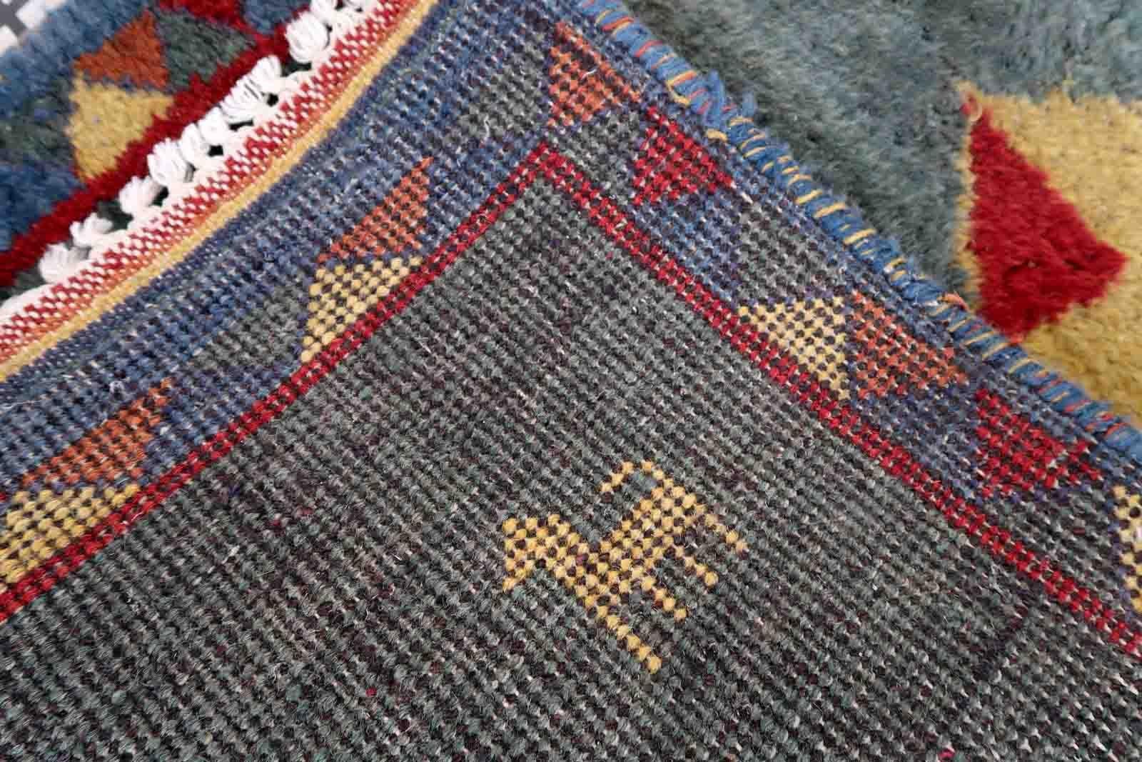 Tapis Gabbeh vintage fait à la main, de couleur vert marin. Le tapis est de la fin du 20ème siècle en bon état d'origine.

-condition : original bon,

-circa : 1970,

-Taille : 2,4' x 4,5' (75cm x 139cm),

-Matériau : laine,

-pays
