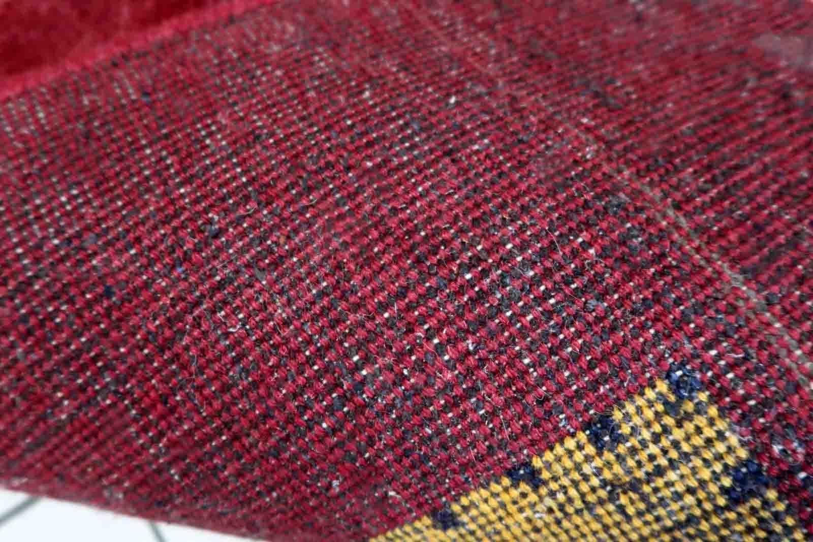 Handgefertigter Gabbeh-Teppich in tiefroter Farbe und geometrischem Muster. Der Teppich stammt aus dem Ende des 20. Jahrhunderts und ist in gutem Originalzustand.

-Zustand: original gut,

-Umgebung: 1970er Jahre,

-Größe: 4,6' x 6,6' (143cm x