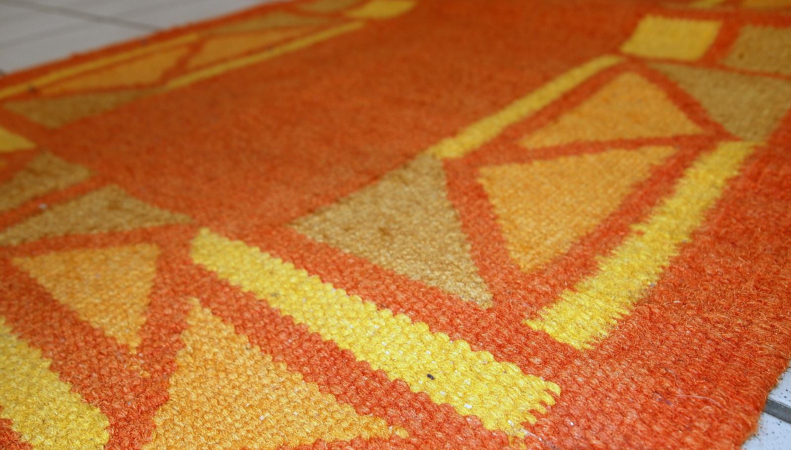Vintage Gabbeh style flat-weave in original good condition. This Kilim is in a bright shades of orange, yellow and olive green.

-condition: original good,

-circa: 1970s,

-size: 2.3' x 4.5' ( 71cm x 138cm)?,

-material: wool,

-country