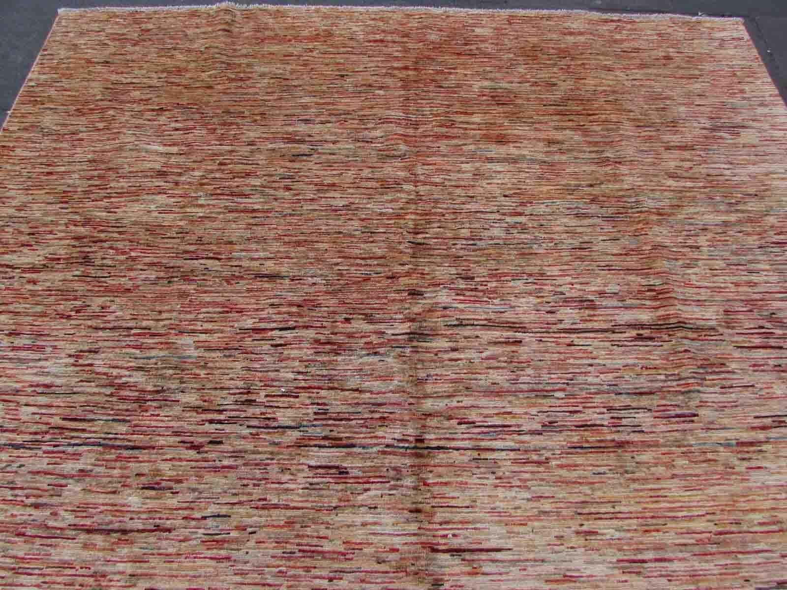 Handgefertigter Gabbeh-Teppich in Brauntönen mit bunten Linien. Der Teppich stammt aus dem Ende des 20. Jahrhunderts und ist in gutem Originalzustand.

-Zustand: original gut, 

-Umgebung: 1970er Jahre,

-Größe: 8' x 9.4' (245cm x