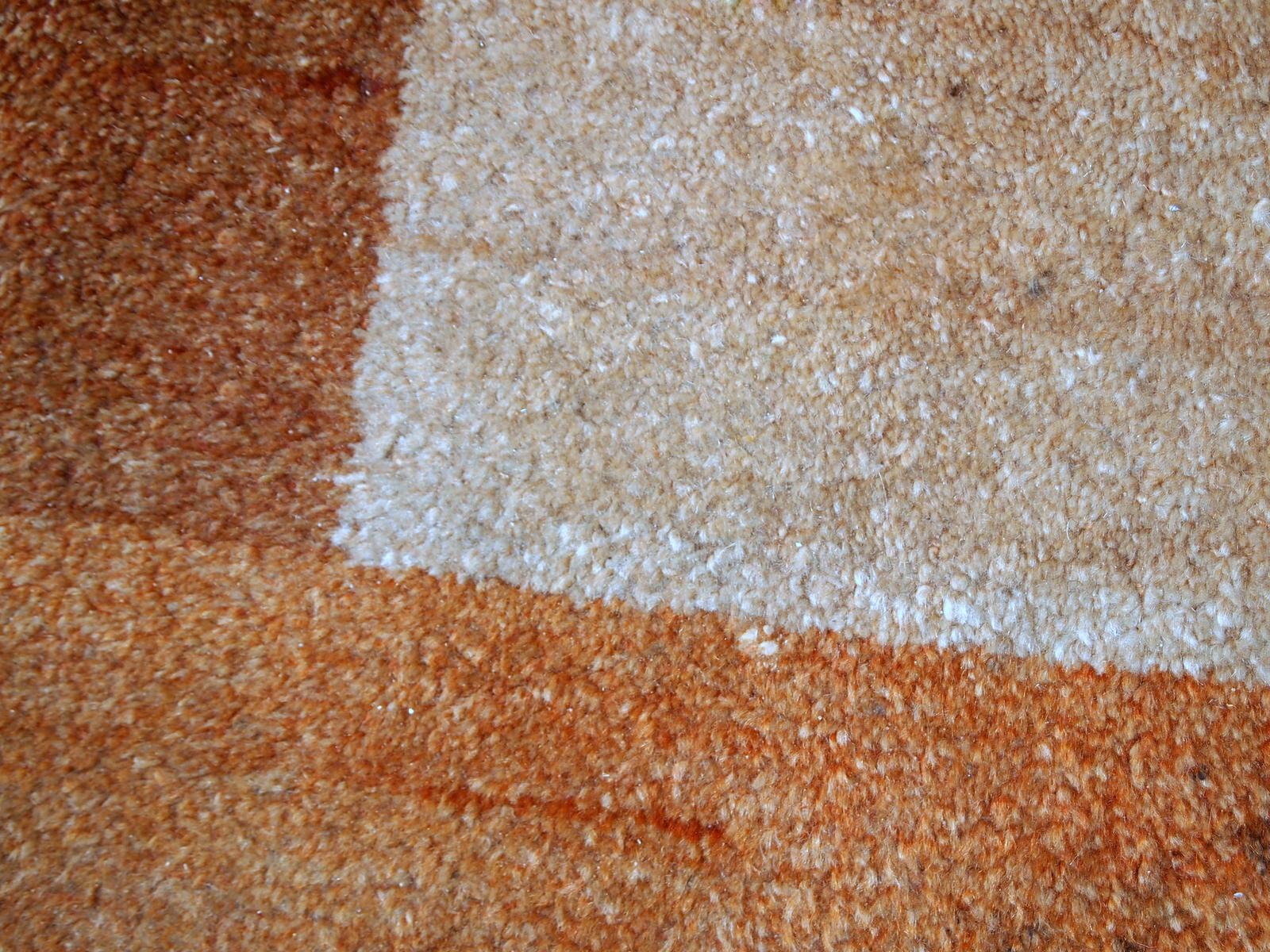 Persischer Gabbeh-Teppich in gutem Originalzustand. Es ist aus bräunlicher, beiger und roter Wolle mit geometrischem Muster, hergestellt Ende des 20. Jahrhunderts.

-zustand: original gut,

-ca. 1980er Jahre,

-größe: 6,5' x 9,8' (200cm x