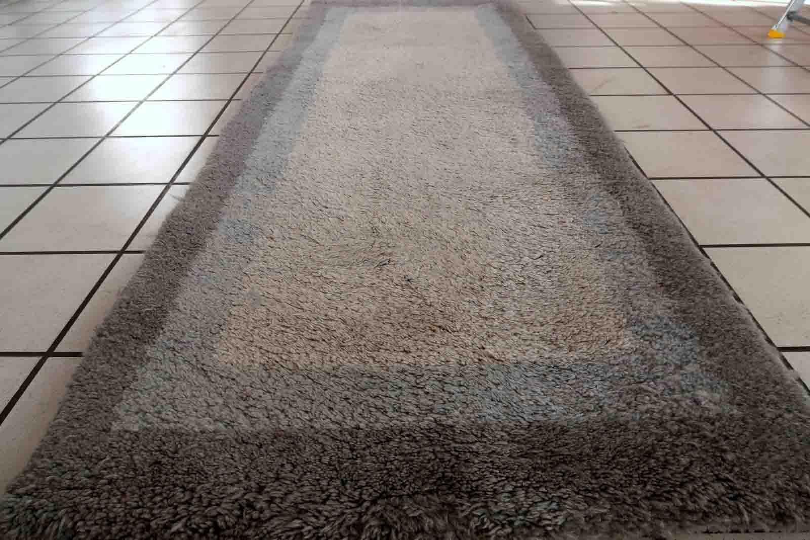 Runner Gabbeh vintage fatto a mano in diverse tonalità di grigio. Il tappeto risale alla fine del XX secolo ed è in buone condizioni originali.

-condizione: originale buona,

-circa: anni '60,

-Dimensioni: 2,3' x 6,3' (72 cm x 194