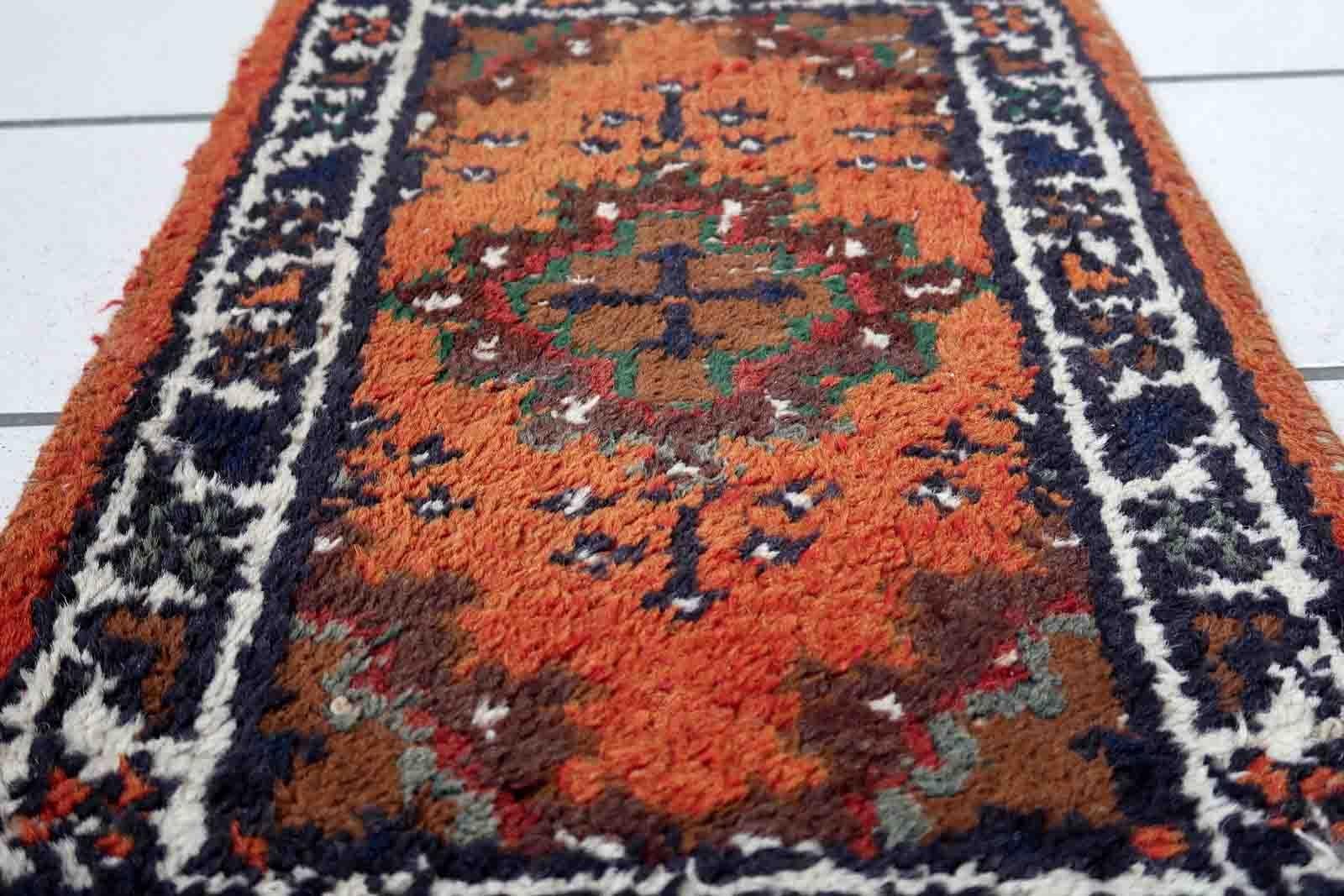 Handgefertigter Vintage-Teppich aus dem Nahen Osten mit traditionellem Medaillonmuster. Der Teppich wurde Ende des 20. Jahrhunderts aus Wolle hergestellt. Es ist im Originalzustand, hat einige niedrige Flor.

-zustand: original, etwas niedriger