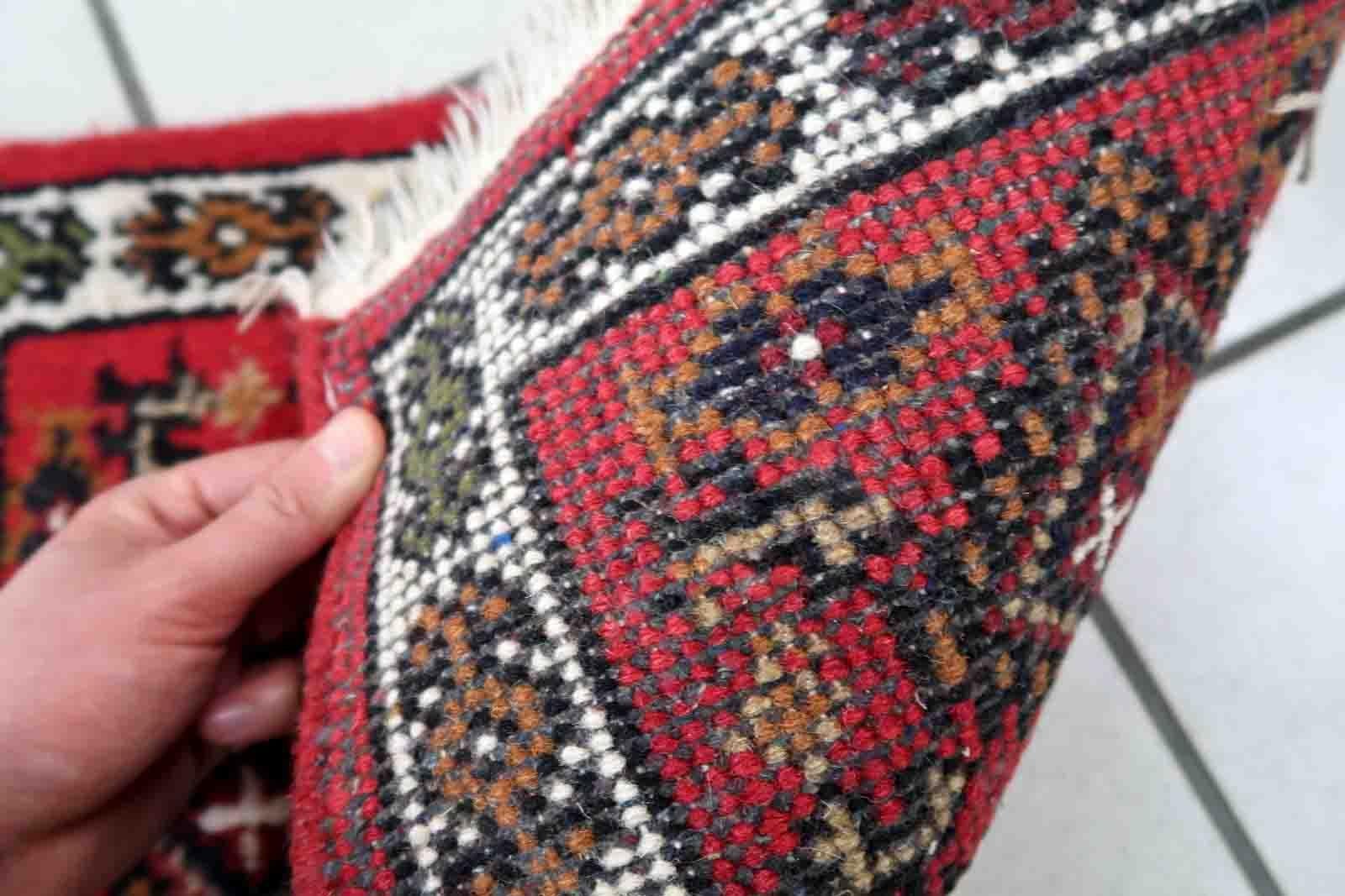 Handgefertigter Vintage-Teppich aus dem Nahen Osten mit traditionellem Medaillonmuster. Der Teppich wurde Ende des 20. Jahrhunderts aus Wolle hergestellt. Er befindet sich in einem guten Originalzustand.

-Zustand: original gut,

-Umgebung:
