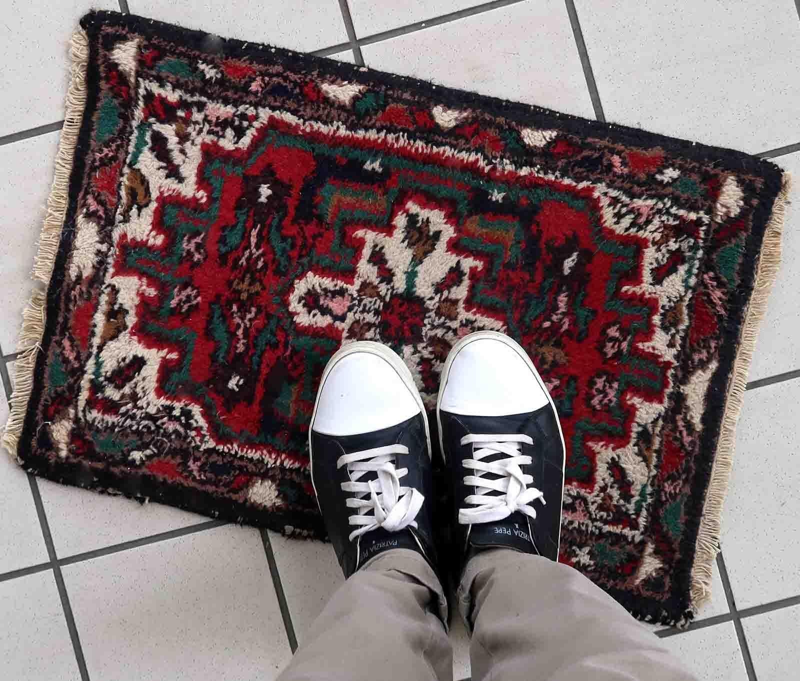 Handgefertigter Vintage-Teppich aus dem Nahen Osten mit traditionellem Medaillonmuster. Der Teppich wurde Ende des 20. Jahrhunderts aus Wolle hergestellt. Es befindet sich in einem guten Originalzustand.

-zustand: original gut,

-etwa: 1970er