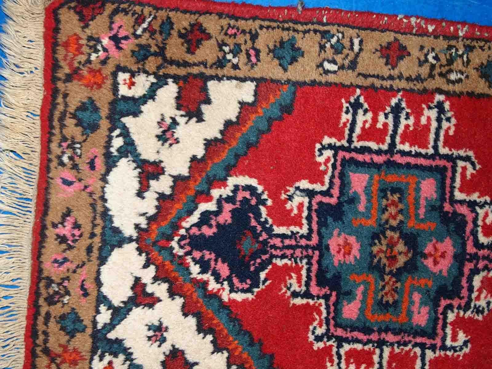 Stuoia Hamadan mediorientale vintage fatta a mano in buone condizioni originali. Il tappeto risale alla fine del XX secolo ed è di colore rosso mattone.

-condizione: originale buona,
?
-circa: anni '70,

-Dimensioni: 1,6' x 2,3' (50cm x