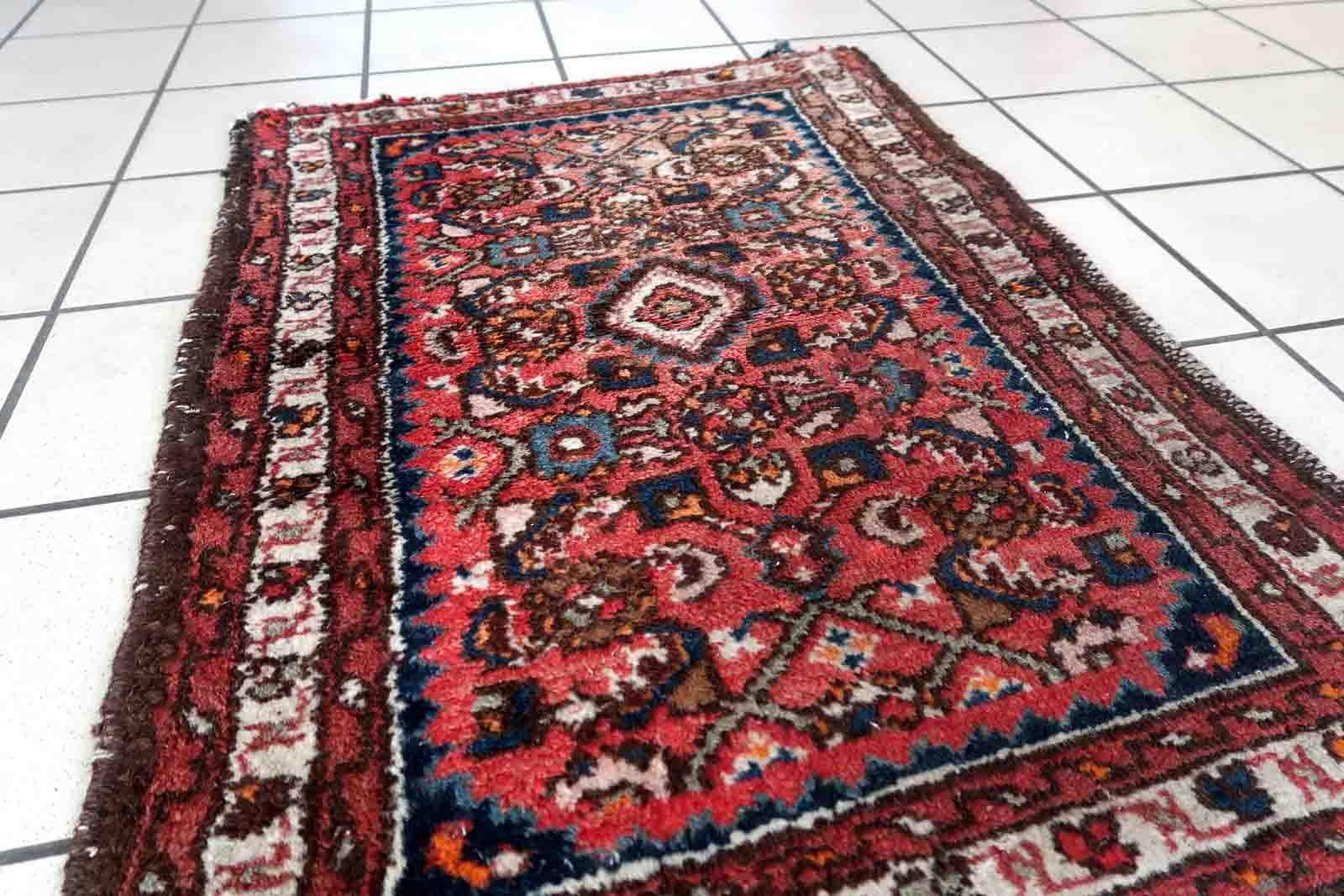 Handgefertigter Vintage-Teppich aus Hamadan mit Medaillon-Muster. Der Teppich ist in einem guten Originalzustand vom Ende des 20. Jahrhunderts.

-Zustand: original, einige Altersspuren,

-Umgebung: 1970er Jahre,

-Größe: 2' x 2.8' (62cm x