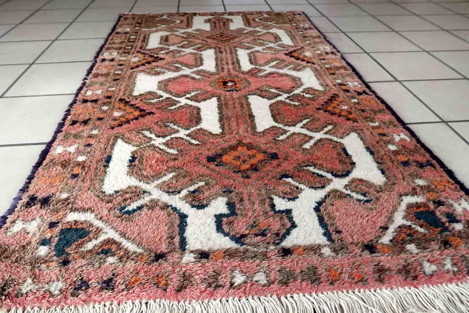 Handgefertigter Vintage-Teppich aus Hamadan mit Medaillon-Muster. Der Teppich ist in einem guten Originalzustand vom Ende des 20. Jahrhunderts.

-Zustand: original gut,

-Umgebung: 1970er Jahre,

-Größe: 2,3' x 3,9' (72cm x 121cm),

-MATERIAL: