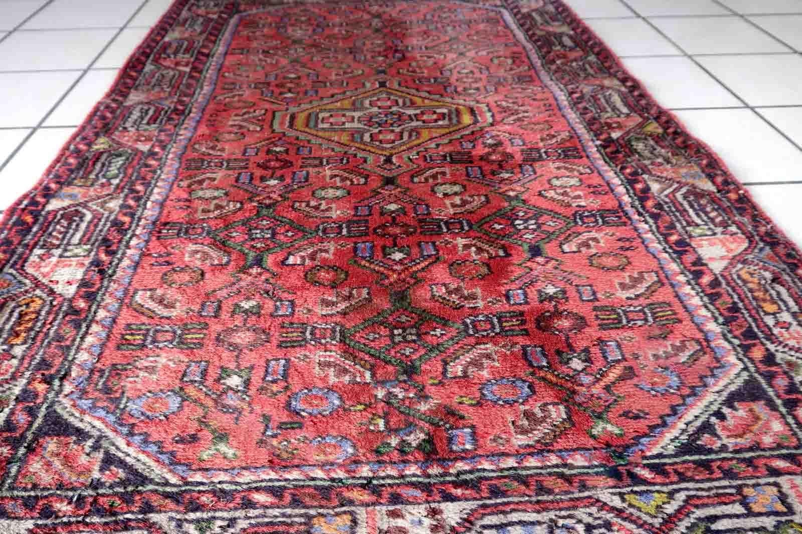 Tappeto Hamadan vintage fatto a mano con disegno di medaglioni e giardini. Il tappeto è in buone condizioni originali e risale alla fine del XX secolo.

-condizione: originale buona,

-circa: anni '70,

-Dimensioni: 2,6' x 4,1' (80cm x