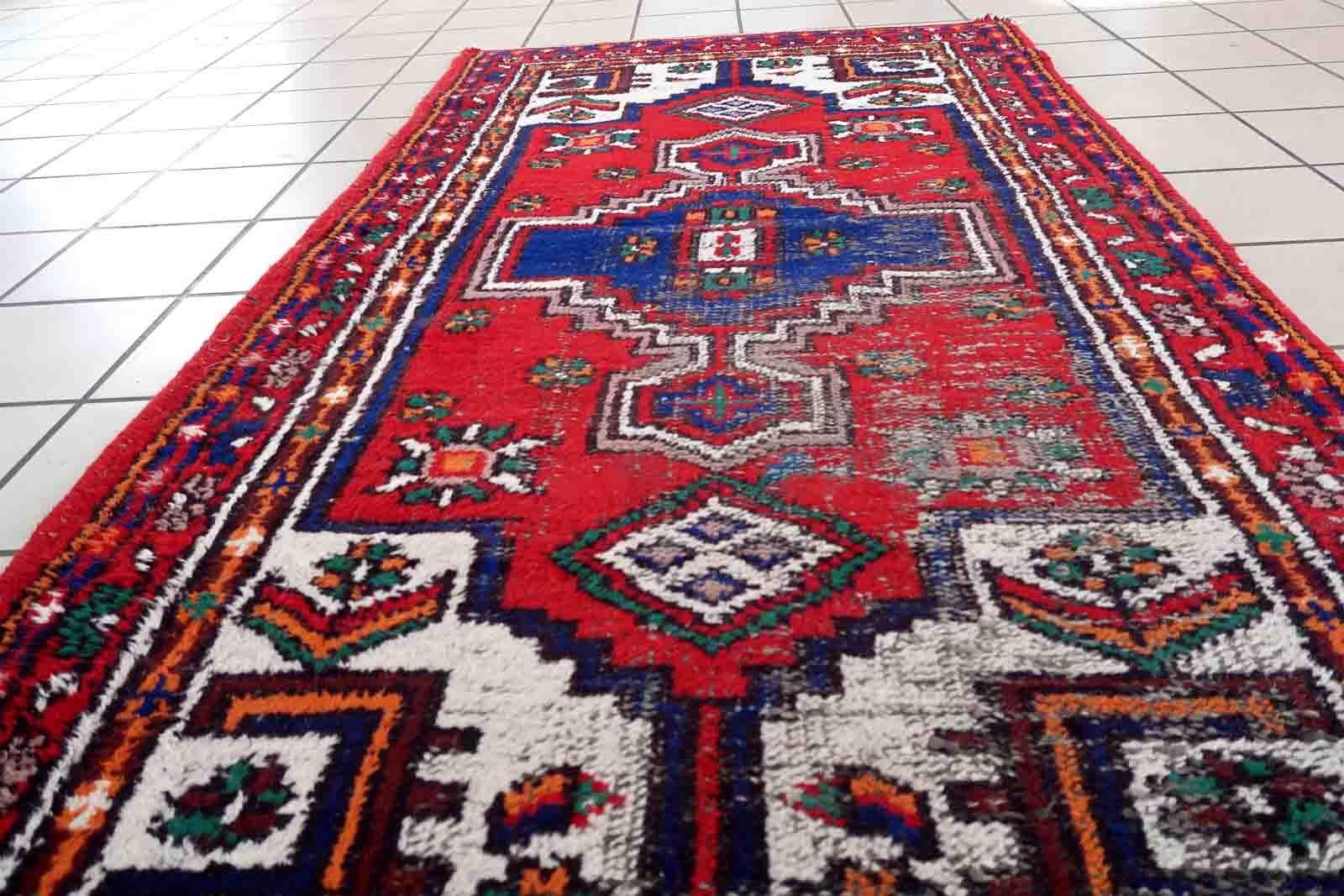 Handgefertigter Vintage-Hamadan-Teppich in leuchtenden Farben. Der Teppich stammt aus dem Ende des 20. Jahrhunderts und ist in schlechtem Zustand.

-Zustand: notleidend,

-Umgebung: 1970er Jahre,

-Größe: 3' x 6' (93cm x 183cm),

-MATERIAL: