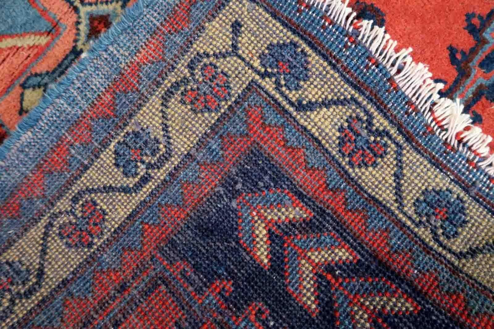 Handgefertigter Vintage-Teppich in leuchtendem Rot aus der Region Hamadan. Der Teppich stammt aus dem Ende des 20. Jahrhunderts und ist in gutem Originalzustand.

-Zustand: original gut,

-Umgebung: 1970er Jahre,

-Größe: 3,5' x 4,8' (109cm x