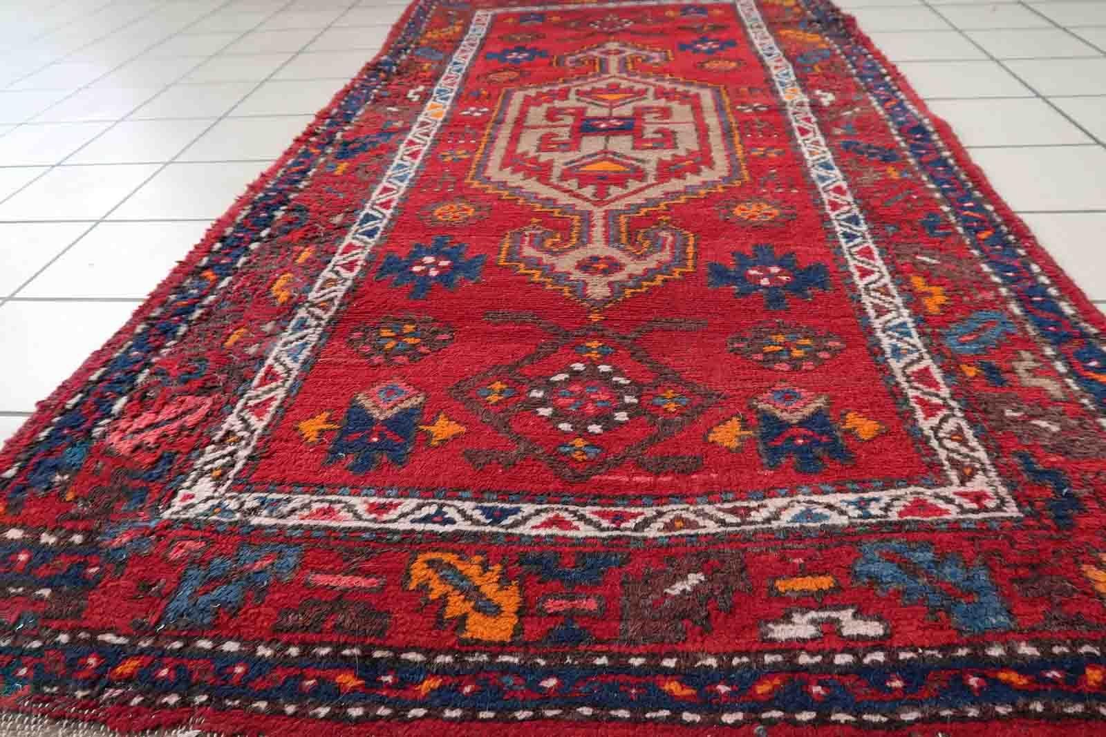 Handmade vintage Hamadan rug in bright red color with large medallion. The rug is from the end of 20th century in original condition, it has some low pile.

-condition: some low pile,

-circa: 1970s,

-size: 3.2' x 6.2' (100cm x