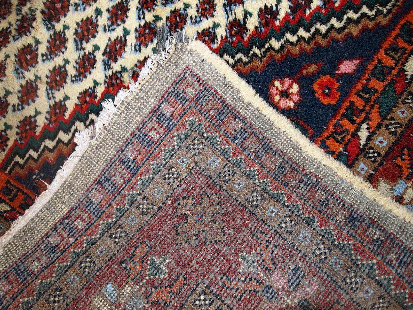 Tappeto Hamadan vintage fatto a mano in condizioni di degrado (ha alcune aree con il pelo basso). Il tappeto risale alla fine del XX secolo ed è realizzato in lana.

- Condizioni: afflitto,

- circa: anni '70,

- Dimensioni: 5,7' x 7,9' (175