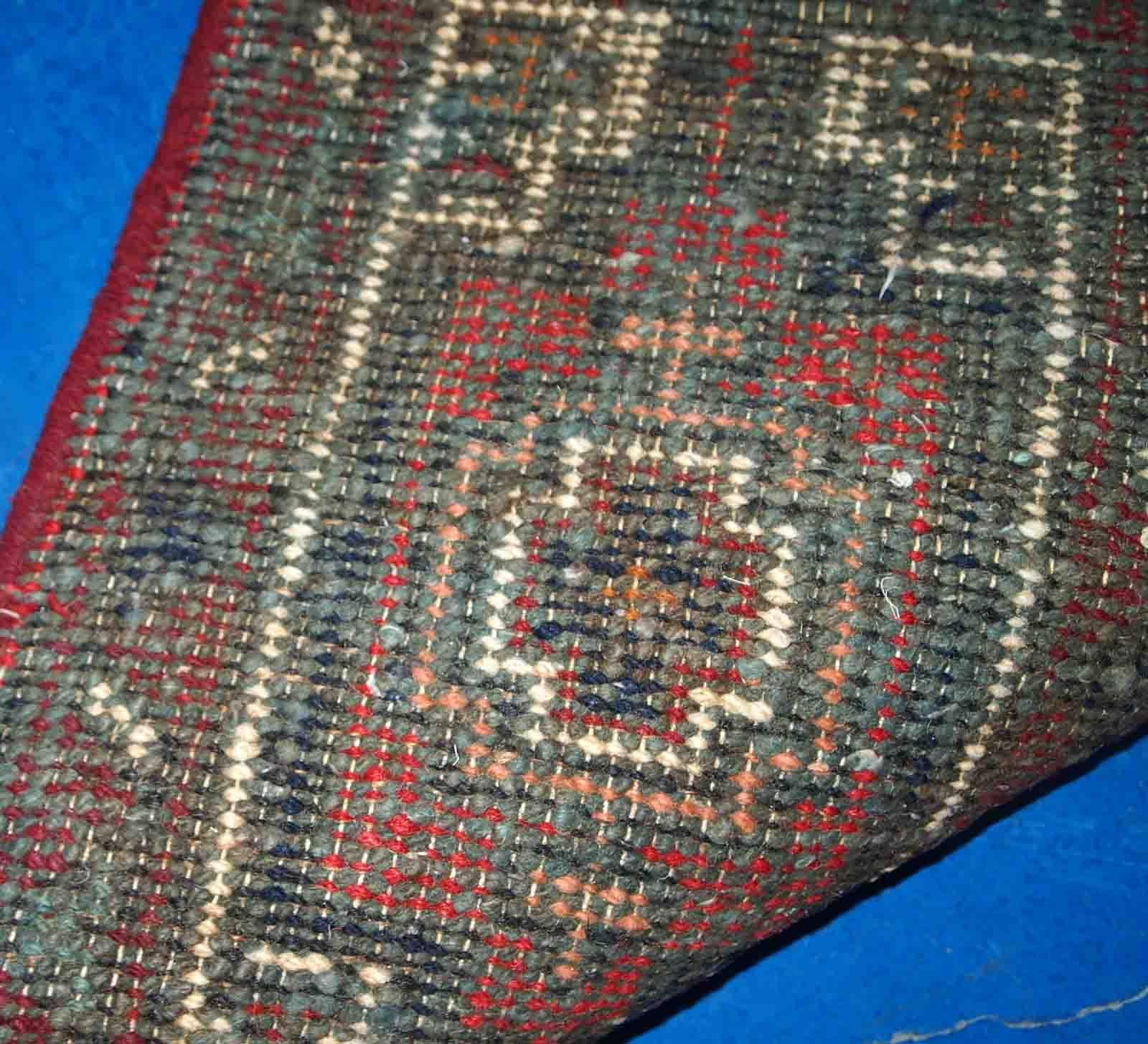 Vintage handgefertigte Matte aus dem Nahen Osten in gutem Originalzustand. Der Teppich stammt aus dem Ende des 20. Jahrhunderts.

-Zustand: original gut, 

-Umgebung: 1970er Jahre,

-Größe: 1,3' x 1,9' (41cm x 59cm),

-MATERIAL: