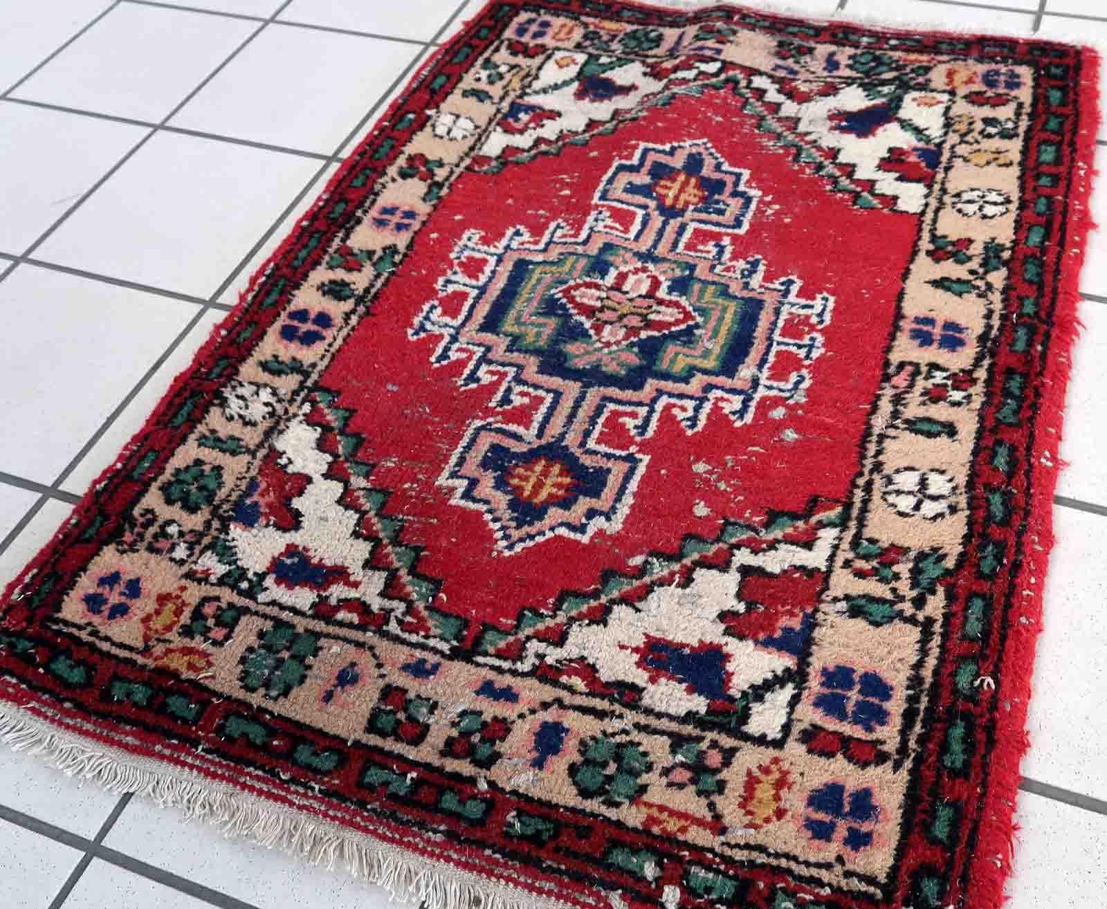 Handgefertigter alter persischer Hamadan-Teppich in beschädigtem Zustand. Der Teppich wurde Ende des 20. Jahrhunderts aus Wolle hergestellt.

-zustand: notleidend,

-etwa: 1970er Jahre,

-größe: 2,1' x 2,9' (65cm x 89cm),

-material:
