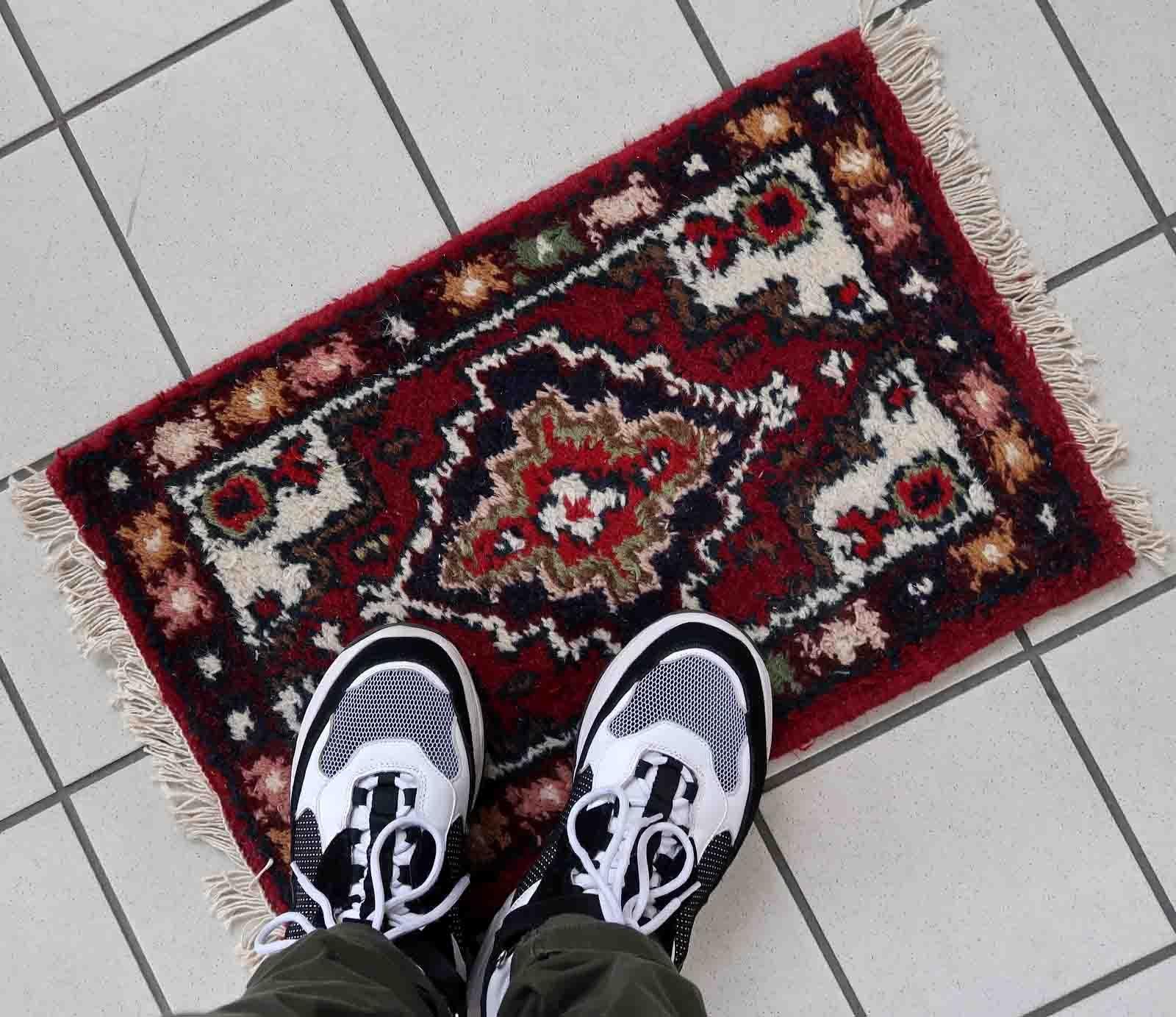 Handmade vintage Middle Eastern rug in traditional medallion design. The rug has been made in wool in the end of 20th century. It is in original good condition

-condition: original good,

-circa: 1970s,

-size: 1.3' x 1.9' (40cm x