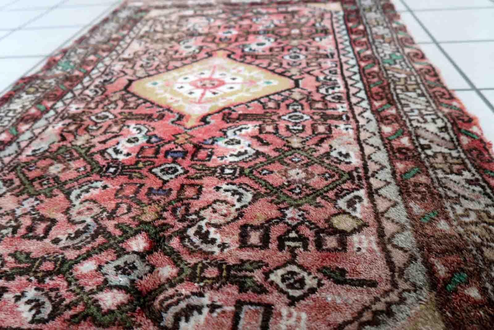 Handgefertigter Vintage-Teppich aus Hamadan mit klassischem Medaillonmuster. Der Teppich wurde Anfang des 20. Jahrhunderts hergestellt, er ist in gutem Originalzustand.

-zustand: original gut,

-etwa: 1970er Jahre,

-größe: 2,3' x 3,7' (73cm