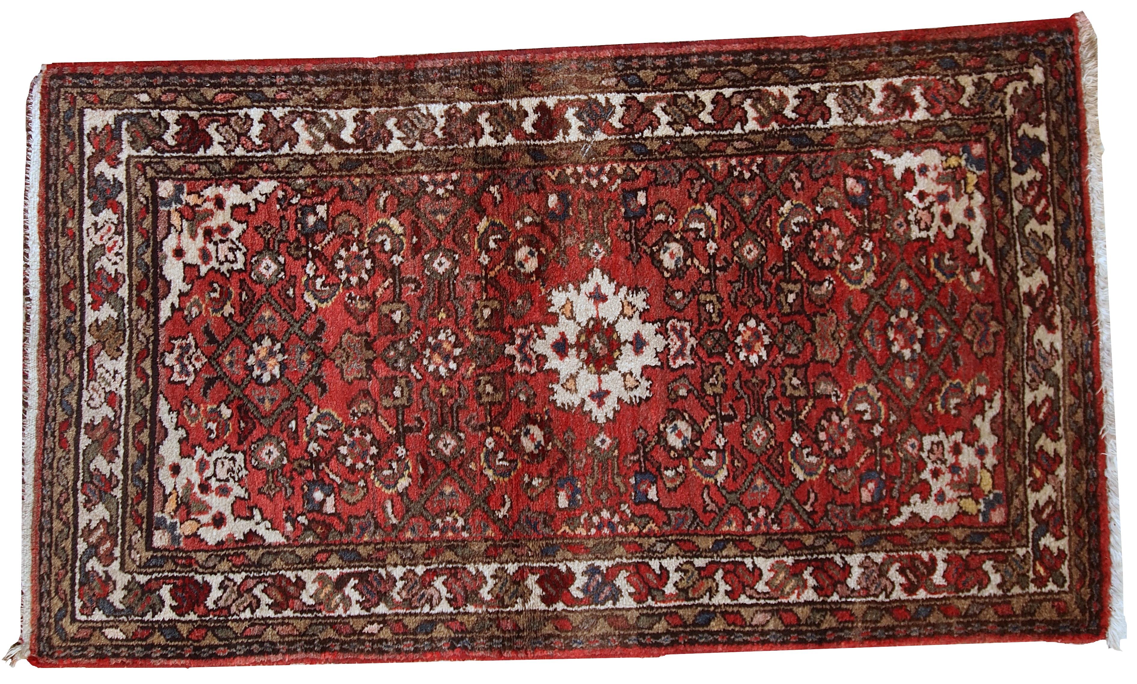 Tappeto vintage in stile Hamadan in buone condizioni originali. Il tappeto risale alla metà del XX secolo ed è realizzato in lana rossa. Misure: 2,4' x 4,3' (75 cm x 132 cm).