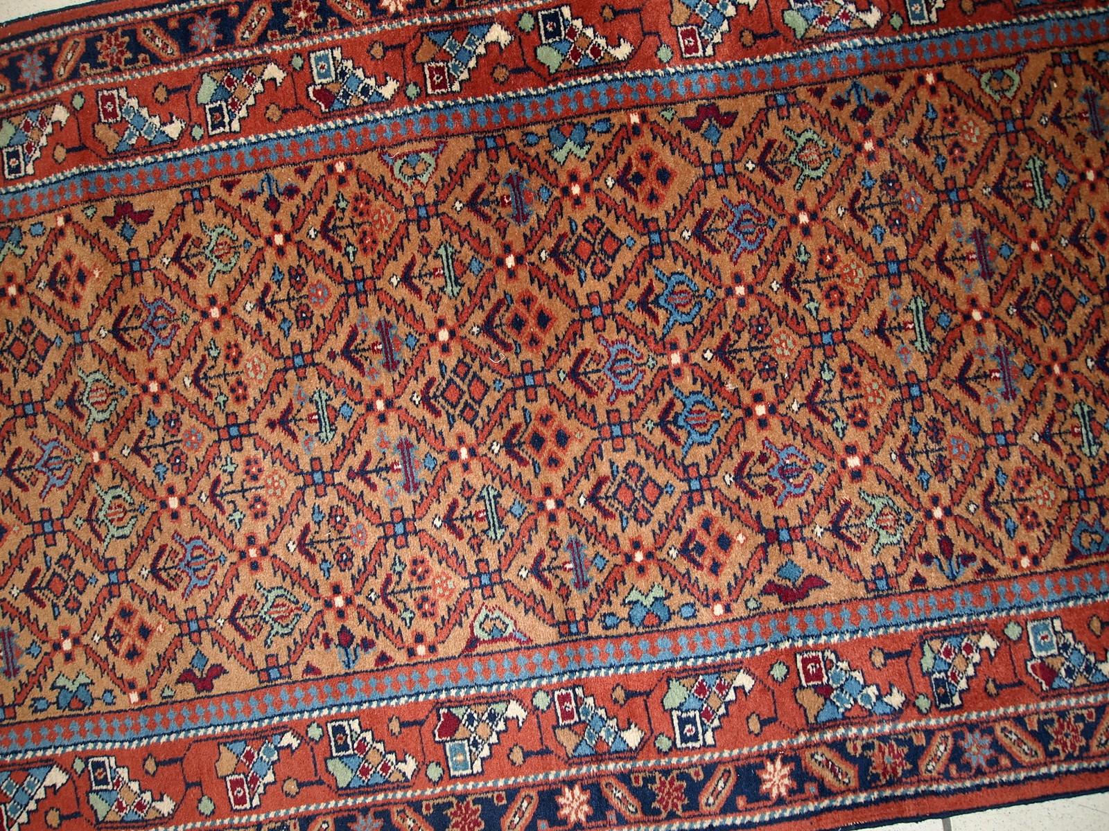 Runner vintage proveniente dal Medio Oriente in buone condizioni originali. È stato realizzato in lana a metà del XX secolo. Questo runner è realizzato a macchina.

- Condizioni: originale buono,

- circa anni '60,

- Dimensioni: 2,6' x 11,3'