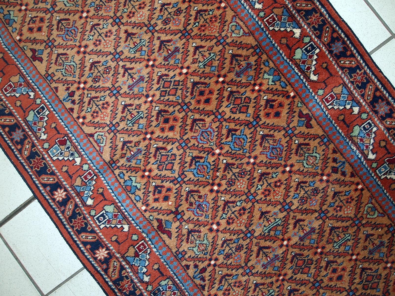 Metà XX secolo Runner vintage in stile Hamadan fatto a mano, anni '60, 1C663 in vendita