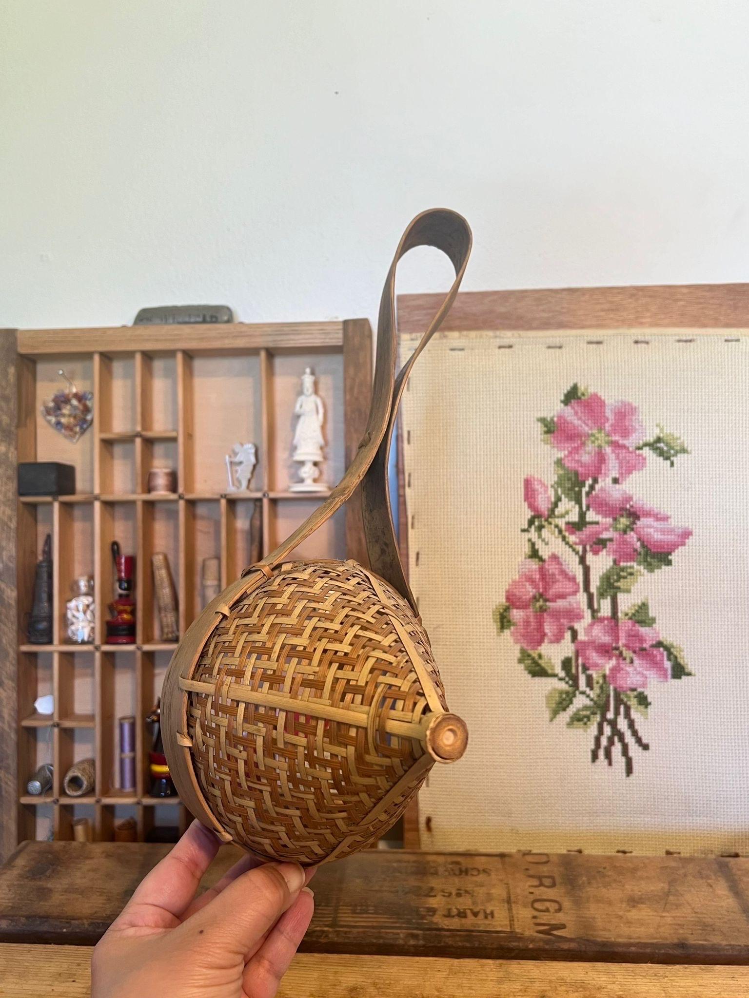 Panier suspendu Vintage home decor. Vintage Colander sifter wicker handmade nice patina. Condition Vintage telle qu'illustrée. La liste ne comprend que l'article décrit.Box H3

 Dimensions. 13