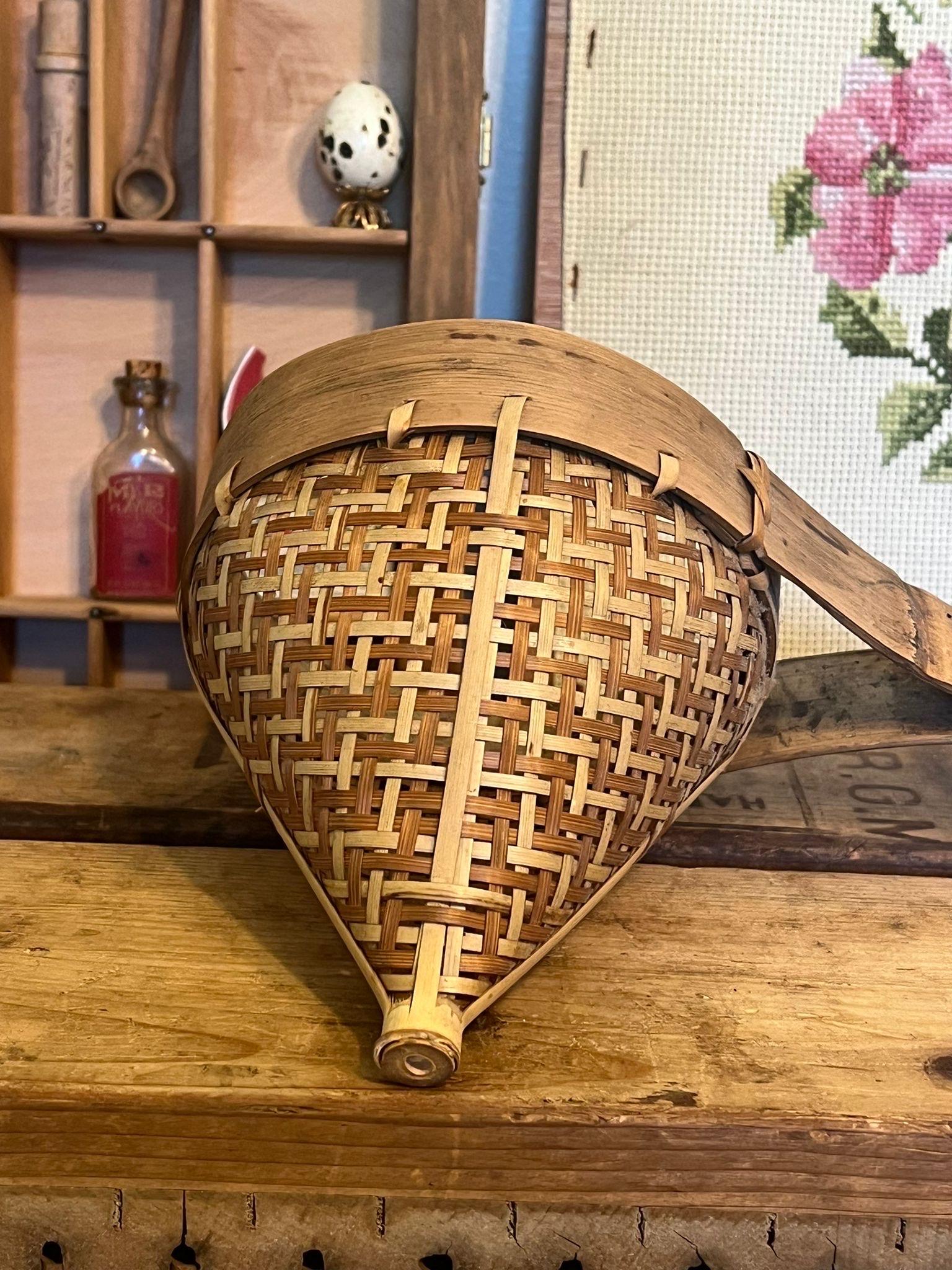 Mid-Century Modern Panier suspendu vintage fait à la main Décoration de la maison en vente