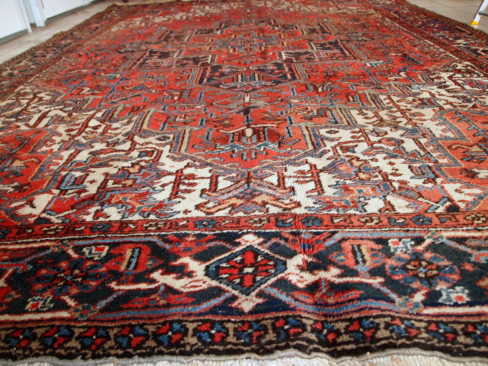 Handmade Vintage Heriz Style Rug, 1950s, 1C697 In Fair Condition For Sale In Bordeaux, FR