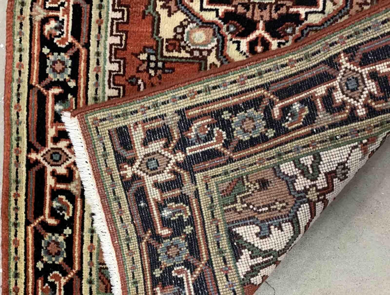 Handgefertigter Vintage-Teppich aus dem Nahen Osten mit traditionellem Design und natürlichen Farbstoffen. Der Teppich stammt aus dem Ende des 20. Jahrhunderts und ist in gutem Originalzustand.

-zustand: original gut,

-etwa: 1970er