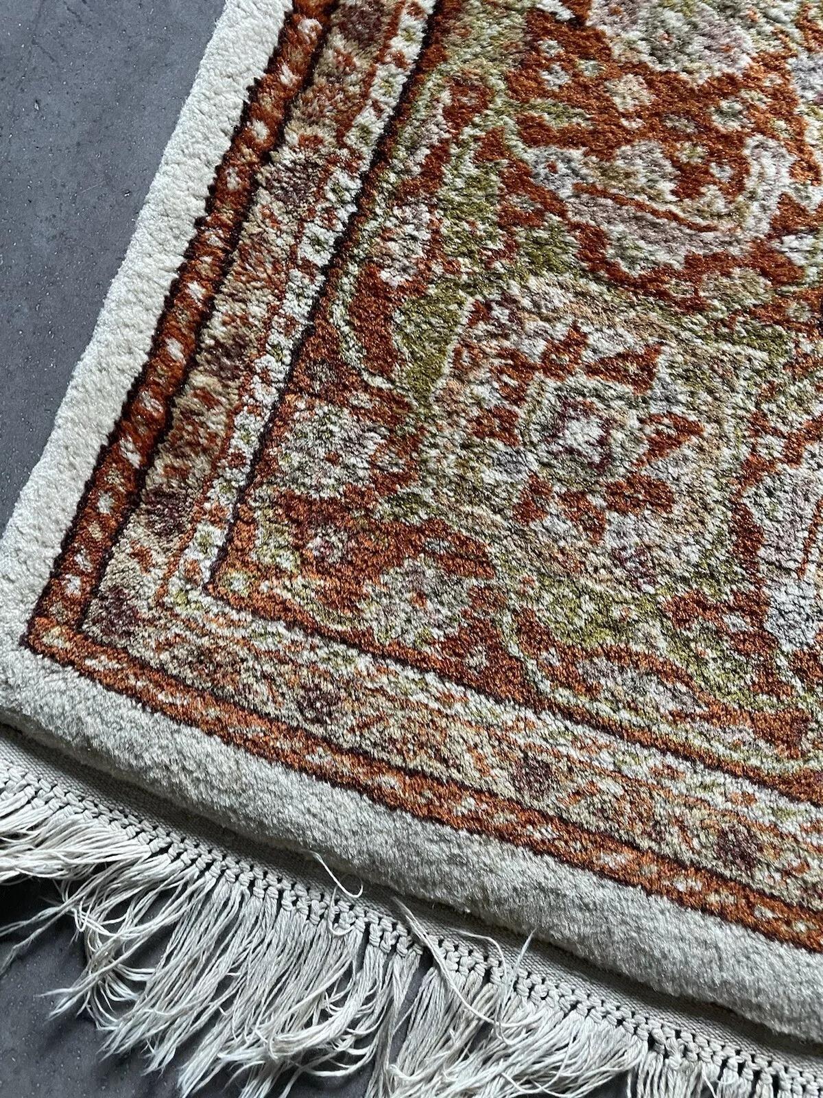 Ajoutez une touche d'artisanat indien traditionnel à votre espace avec ce superbe tapis en laine Afra vintage fait à la main et datant des années 1970. Magnifiquement tissée en laine, cette pièce présente des motifs complexes mêlant de riches