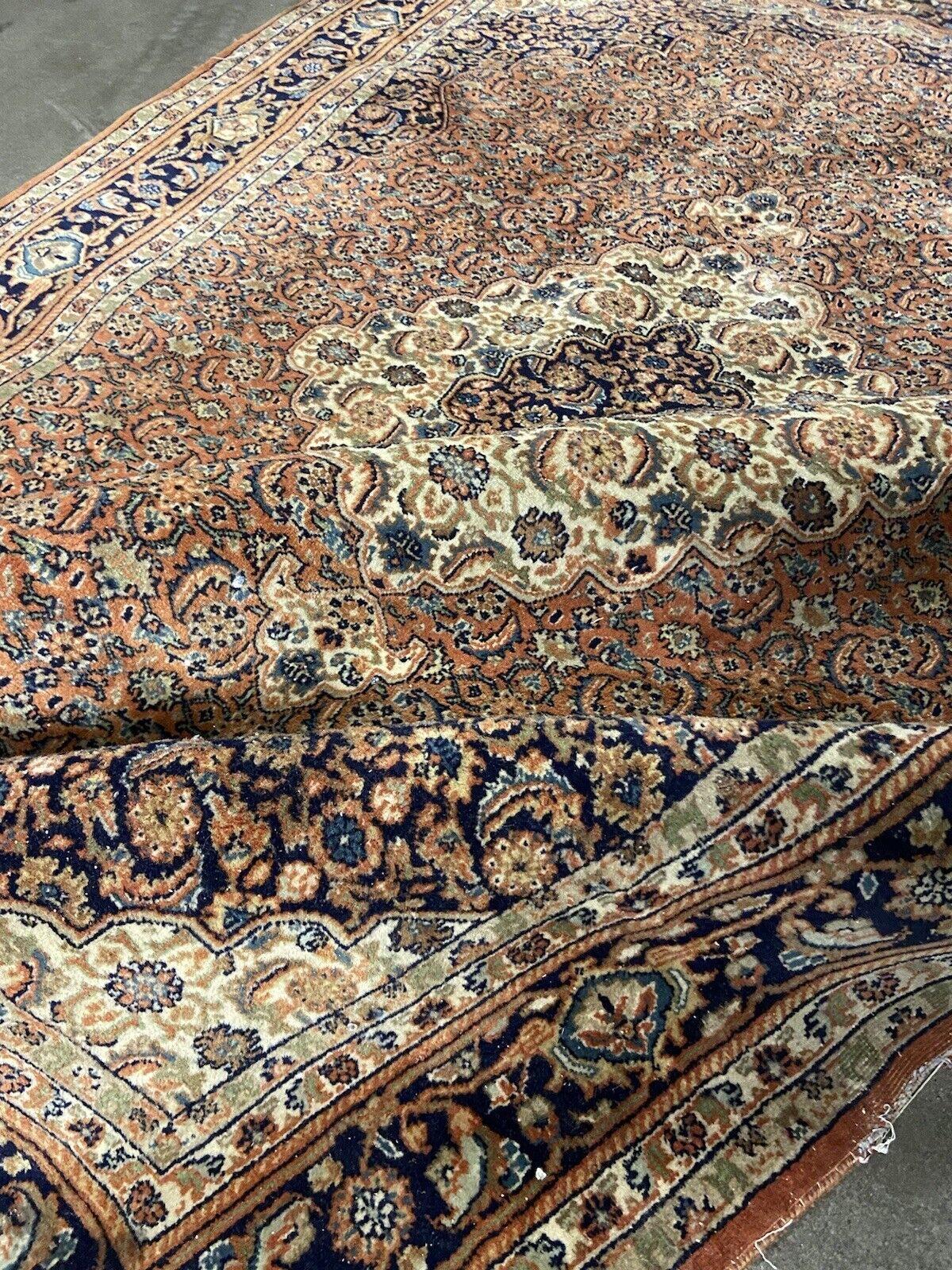 Wir stellen unseren handgefertigten indischen Bidjar-Teppich im Vintage-Stil vor, eine zeitlose Schönheit aus den 1960er Jahren. Mit einer Größe von 5,4 mal 8,5 Fuß ist dieser Teppich ein Zeugnis für die anhaltende Kunstfertigkeit der indischen