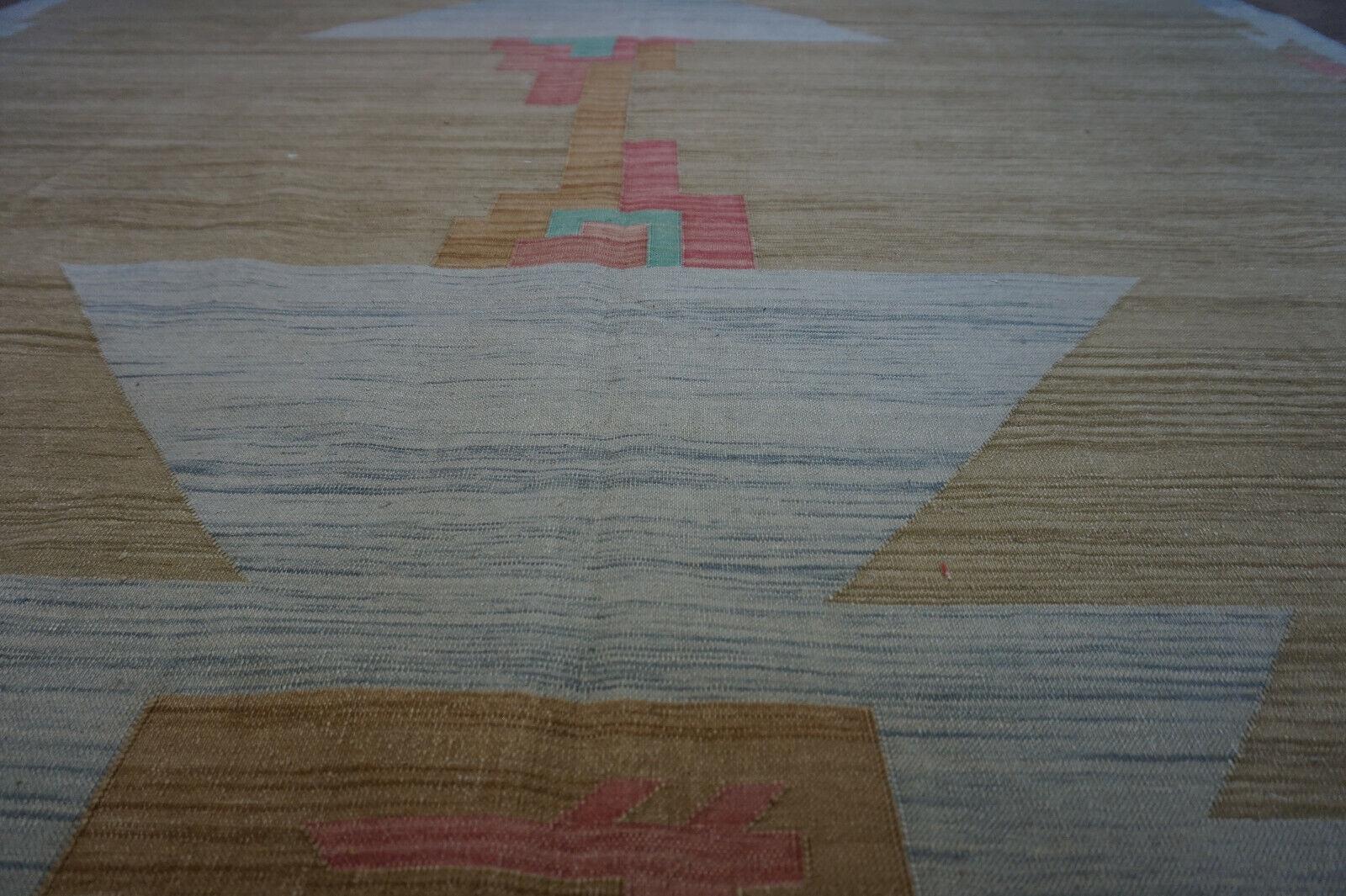 Verleihen Sie Ihrem Wohnraum einen Hauch von Vintage-Charme mit diesem handgefertigten indischen Dhurrie-Kilim-Teppich im Vintage-Stil. Der in den 1970er Jahren gefertigte Teppich misst 6,5 x 8,2 Fuß und zeichnet sich durch eine klassische