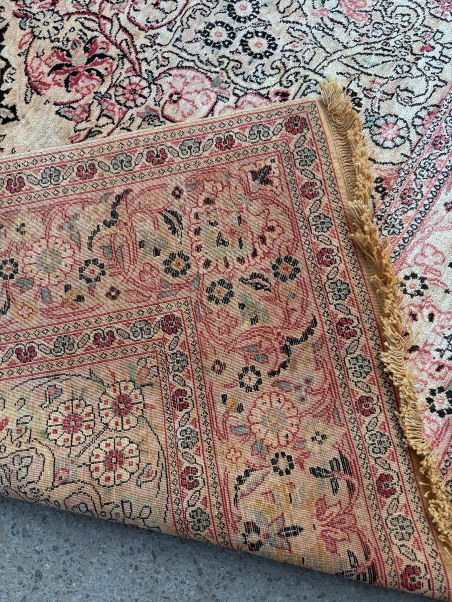 Tappeto di seta del Kashmir indiano fatto a mano vintage  Design floreale rosa pallido e avorio, circa 1950, 6' x 8.11'

Questo squisito tappeto vintage in seta del Kashmir è una testimonianza della tradizione di tessitura dei maestri di Srinagar,