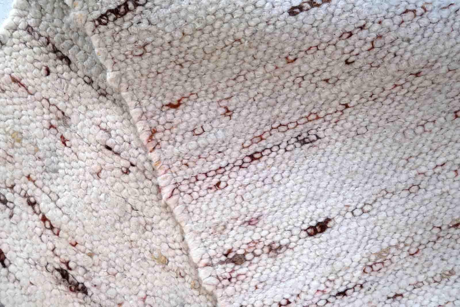 Handgefertigter indischer Kelim im Originalzustand mit einigen altersbedingten Gebrauchsspuren. Der Teppich ist aus dem Ende des 20. Jahrhunderts und besteht aus Wolle.

-zustand: original, einige Altersspuren,

-etwa: 1970er Jahre,

-größe: