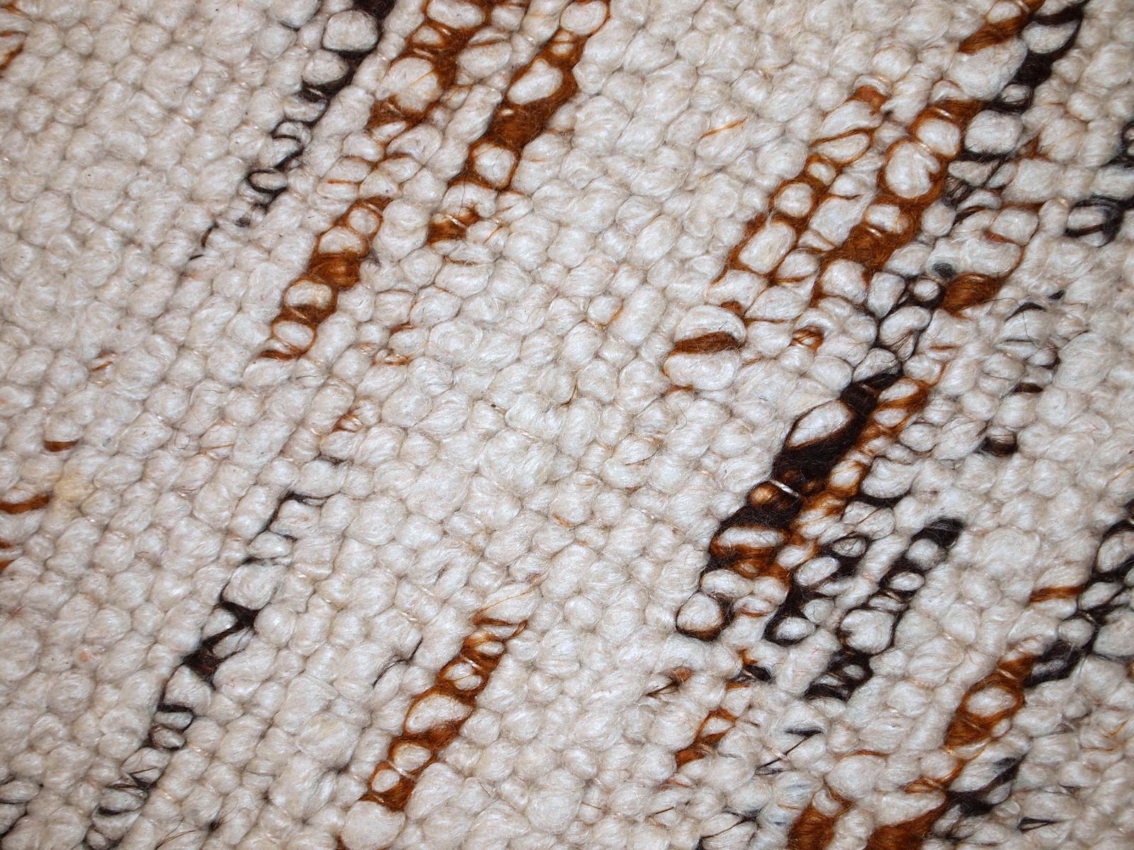 Handgefertigter beigefarbener indischer Läufer aus Wolle. Es ist sehr weich. Der Teppich ist in einem guten Originalzustand.

- Zustand: original gut,

- etwa: 1980er Jahre,

- Größe: 2,9' x 12,3' (90cm x 375cm),

- Material: Wolle,

-