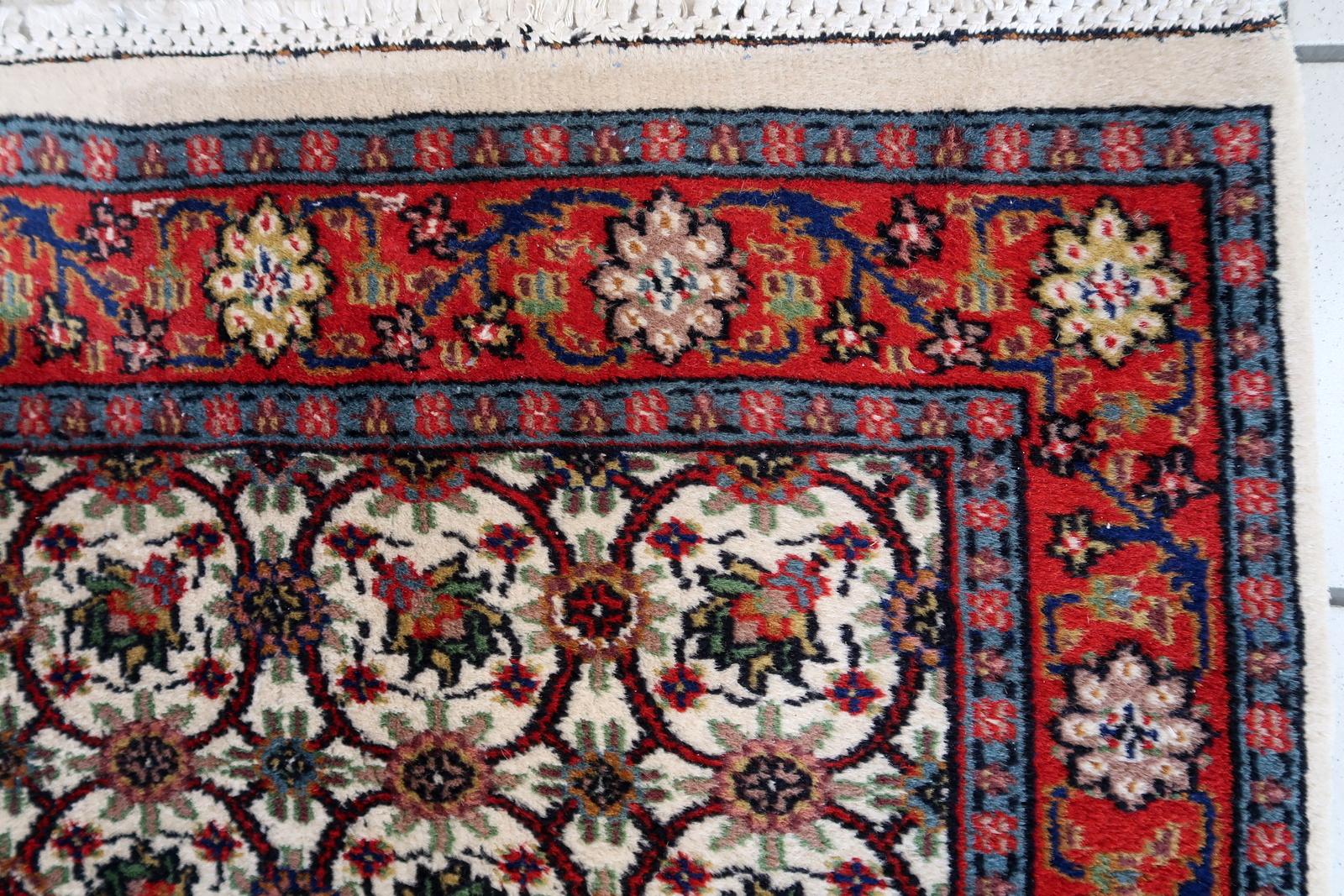 Handgefertigter indischer Mahal-Teppich im Allover-Design. Der Teppich stammt aus dem Ende des 20. Jahrhunderts, er ist in gutem Originalzustand. Der Teppich ist in Indien hergestellt worden, aber mit persischem Mahal-Design.

-Zustand: original