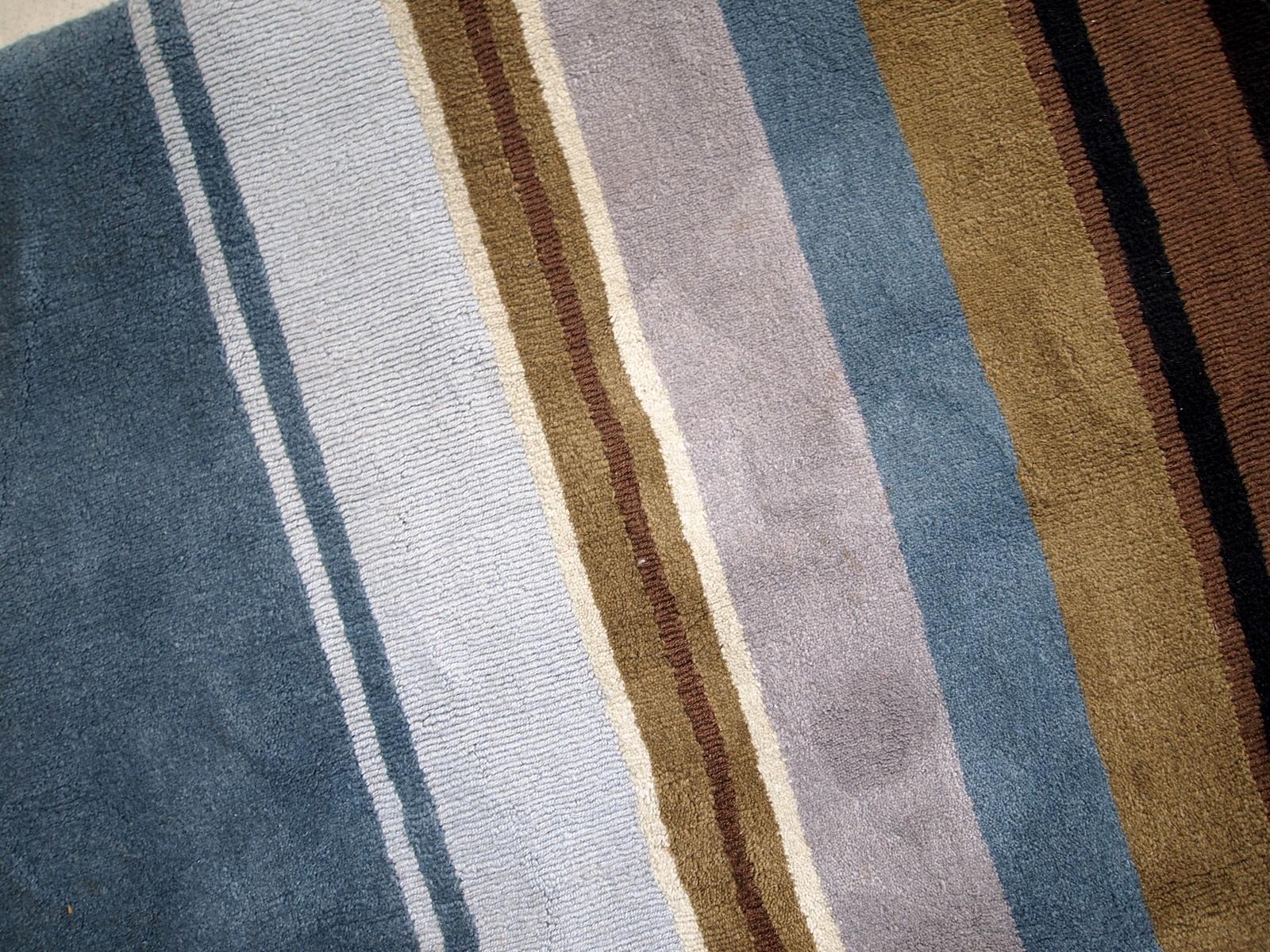Wool Handmade vintage Indian Modern rug, 1980s - 1C551 For Sale