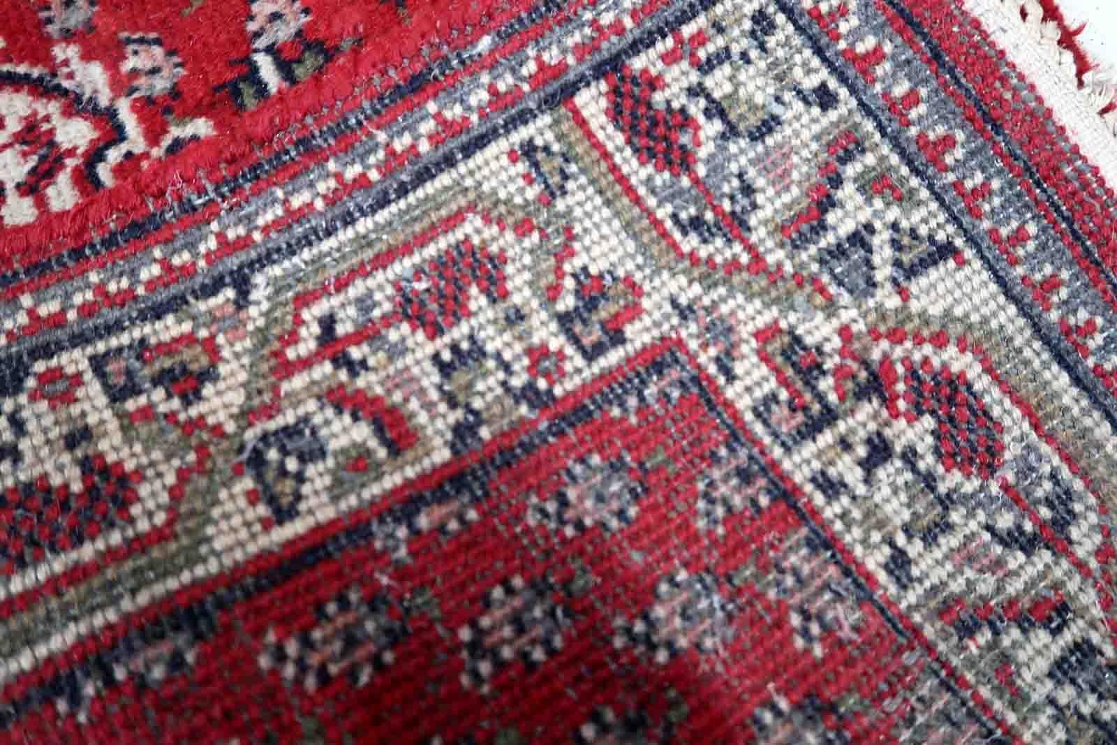 Handmade vintage Indian Seranad rug in traditional design with medallion and red wool.The rug is from the end of 20th century in original condition, it has low pile.

-condition: original, low pile,

-circa: 1970s,

-size: 2.4' x 4.6' (74cm x