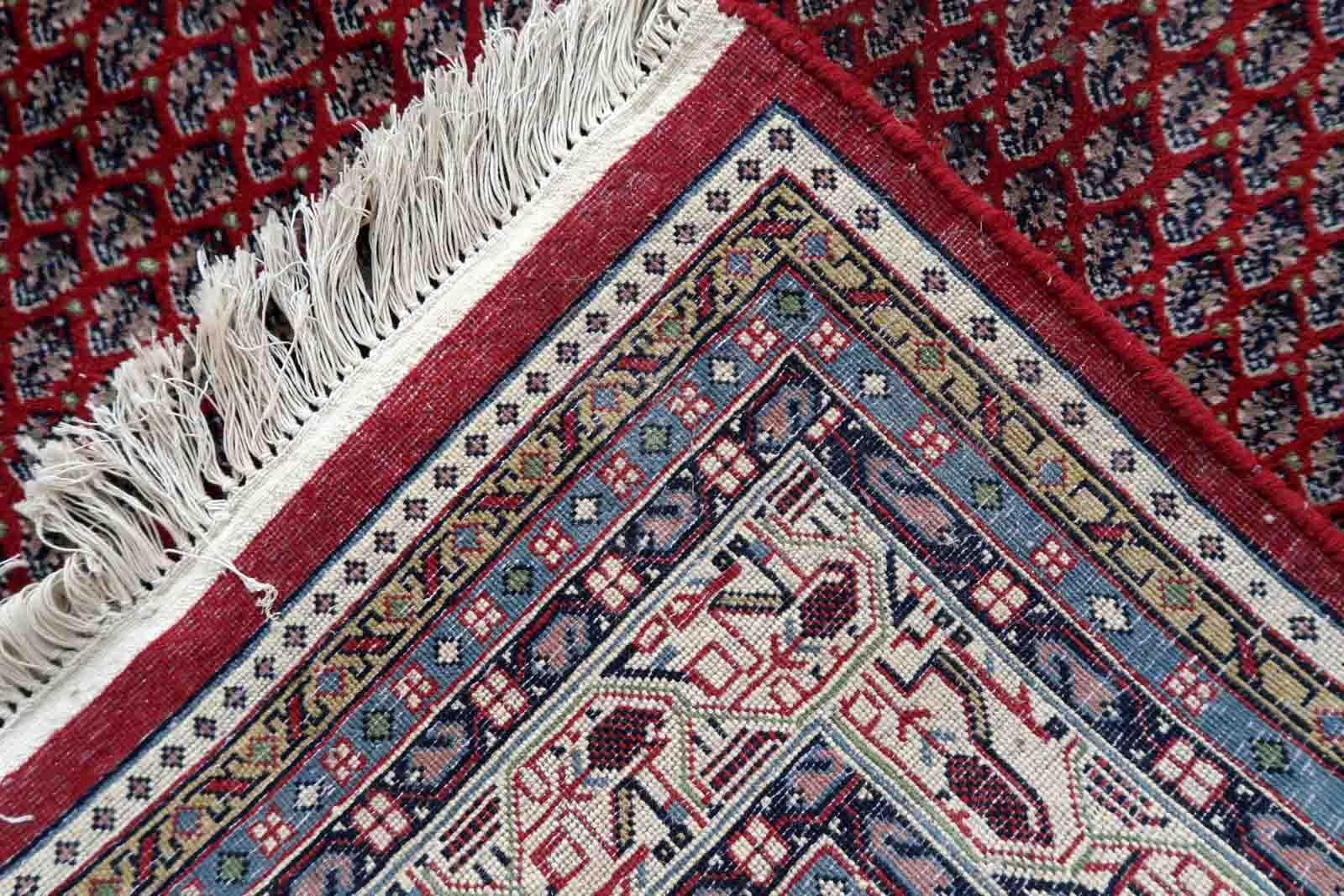 Handgefertigter indischer Seraband-Teppich mit wiederkehrendem Muster und rotem Farbton. Der Teppich stammt aus dem Ende des 20. Jahrhunderts und ist in gutem Originalzustand.

-Zustand: original gut,

-Umgebung: 1970er Jahre,

-Größe: 6,6' x 8,2'