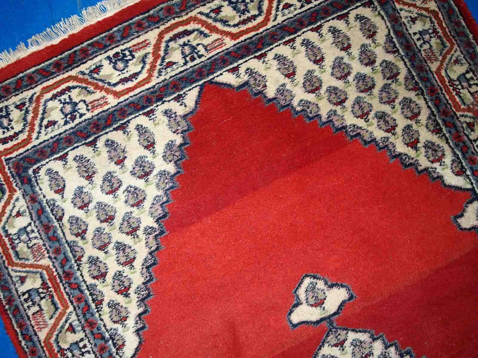 Vintage handmade Indian rug from the end of 20th century. The rug is in original good condition in red and beige wool.

-condition: original good,

-circa: 1970s,

-size: 2.9' x 5.3' (91cm x 163cm),

-material: wool,

-country of origin: