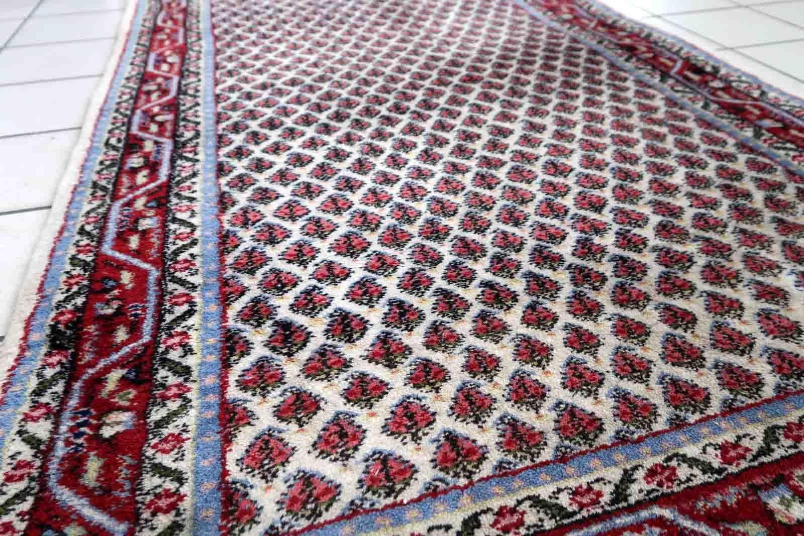 Handmade vintage Indian Seraband rug in original good condition. The rug has been made in wool in the end of 20th century.

-condition: original good,

-circa: 1970s,

-size: 3' x 5.3' (94cm x 162cm),

-material: wool,

-country of origin: